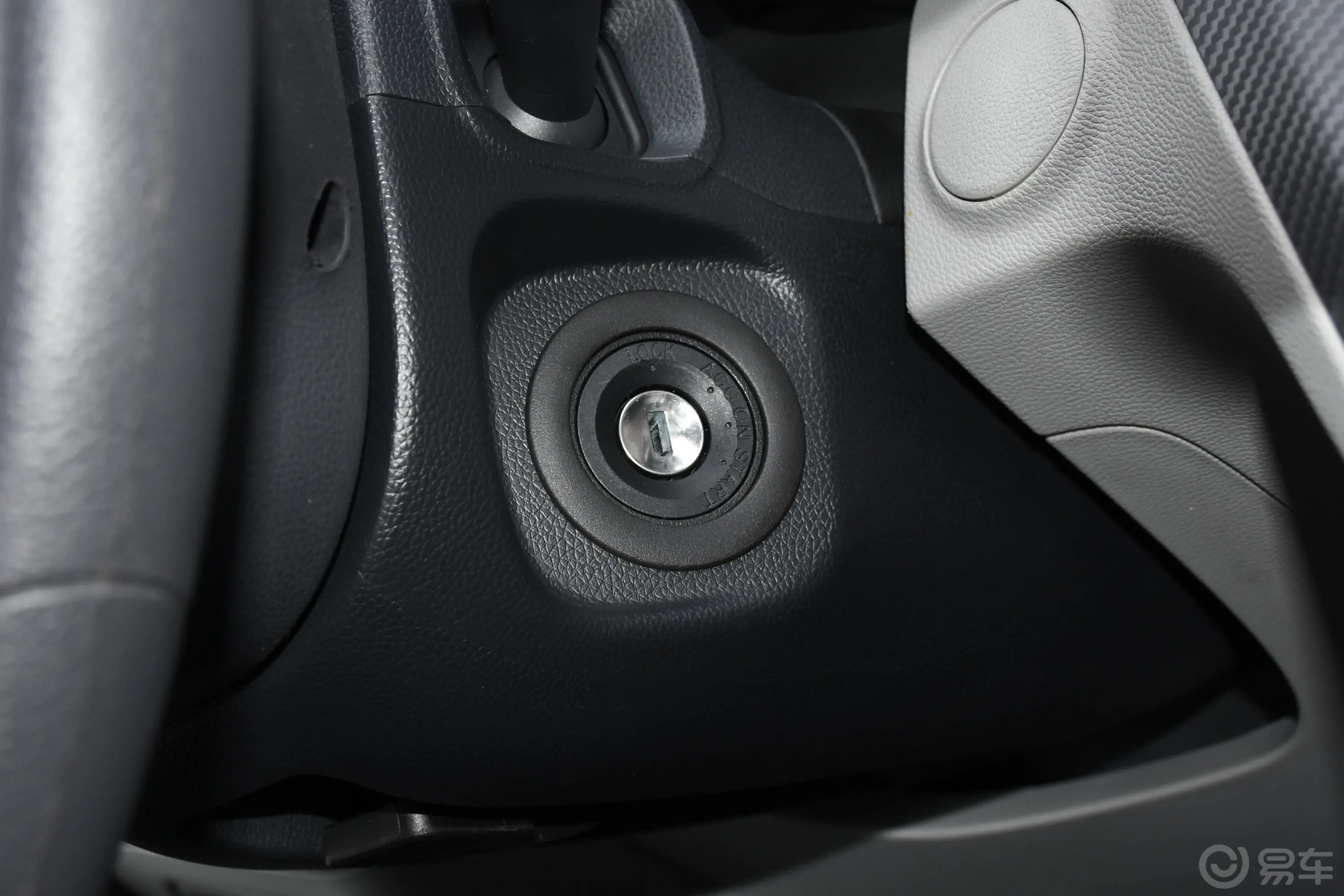 新途V90改款 运杰 2.0T 手动前驱后单胎长轴高顶 6/7座钥匙孔或一键启动按键