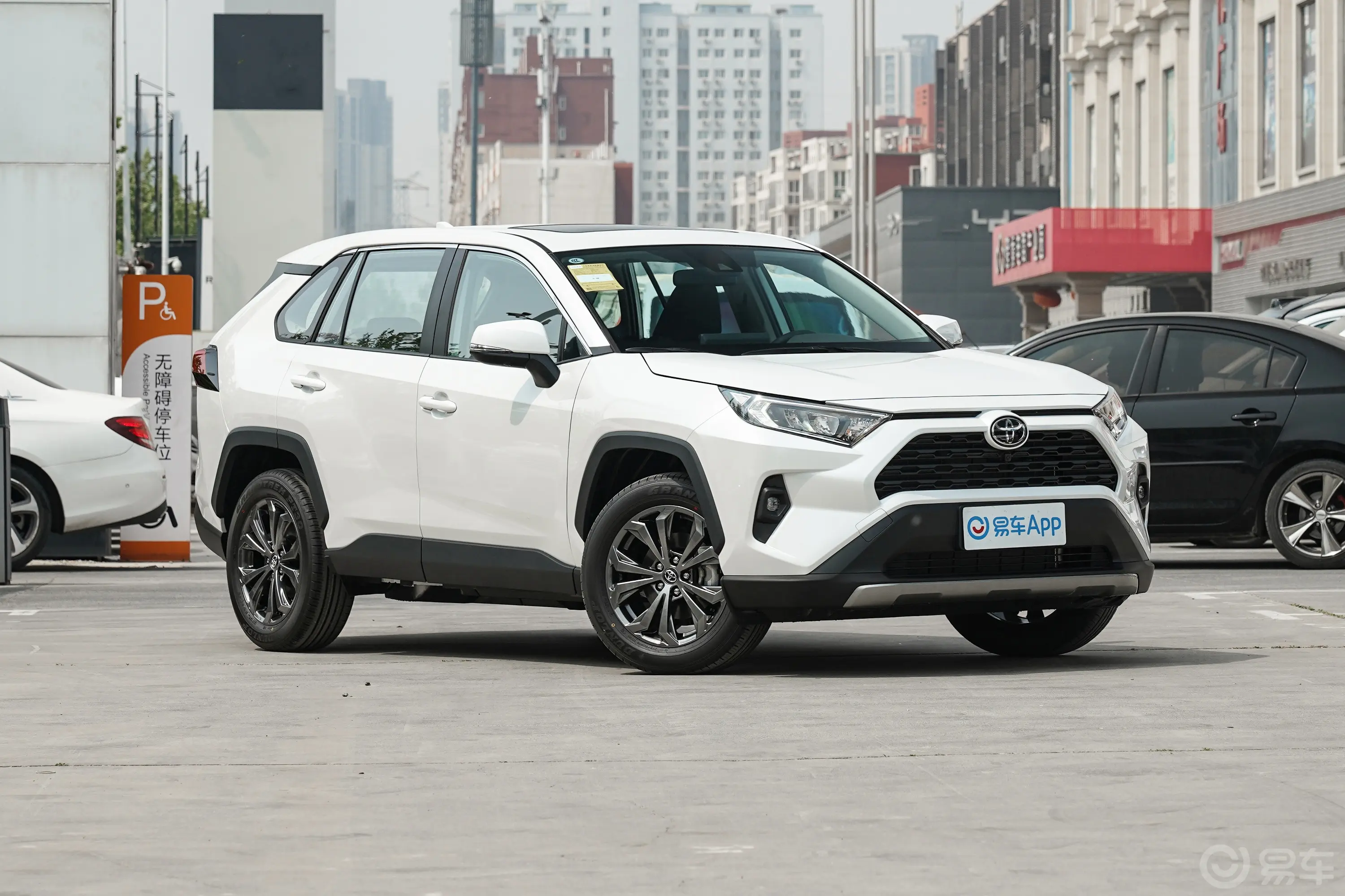 RAV4荣放2.0L 两驱风尚版侧前45度车头向右水平