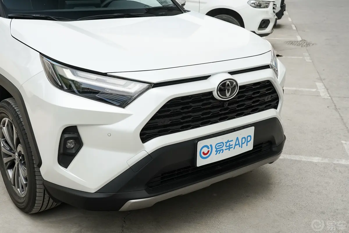 RAV4荣放2.0L 两驱20周年铂金纪念版前格栅侧俯拍