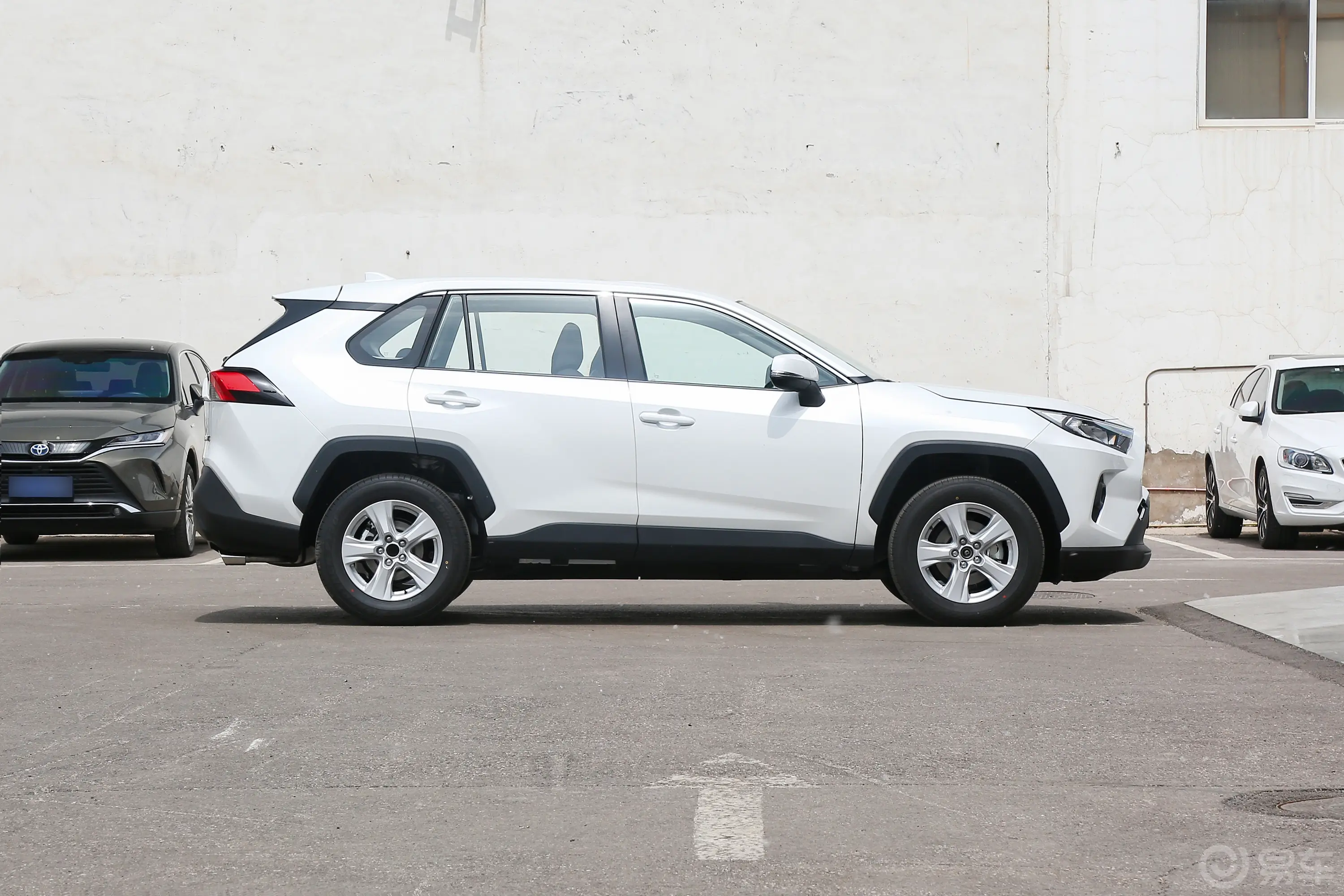 RAV4荣放2.0L 两驱都市版正侧车头向右水平