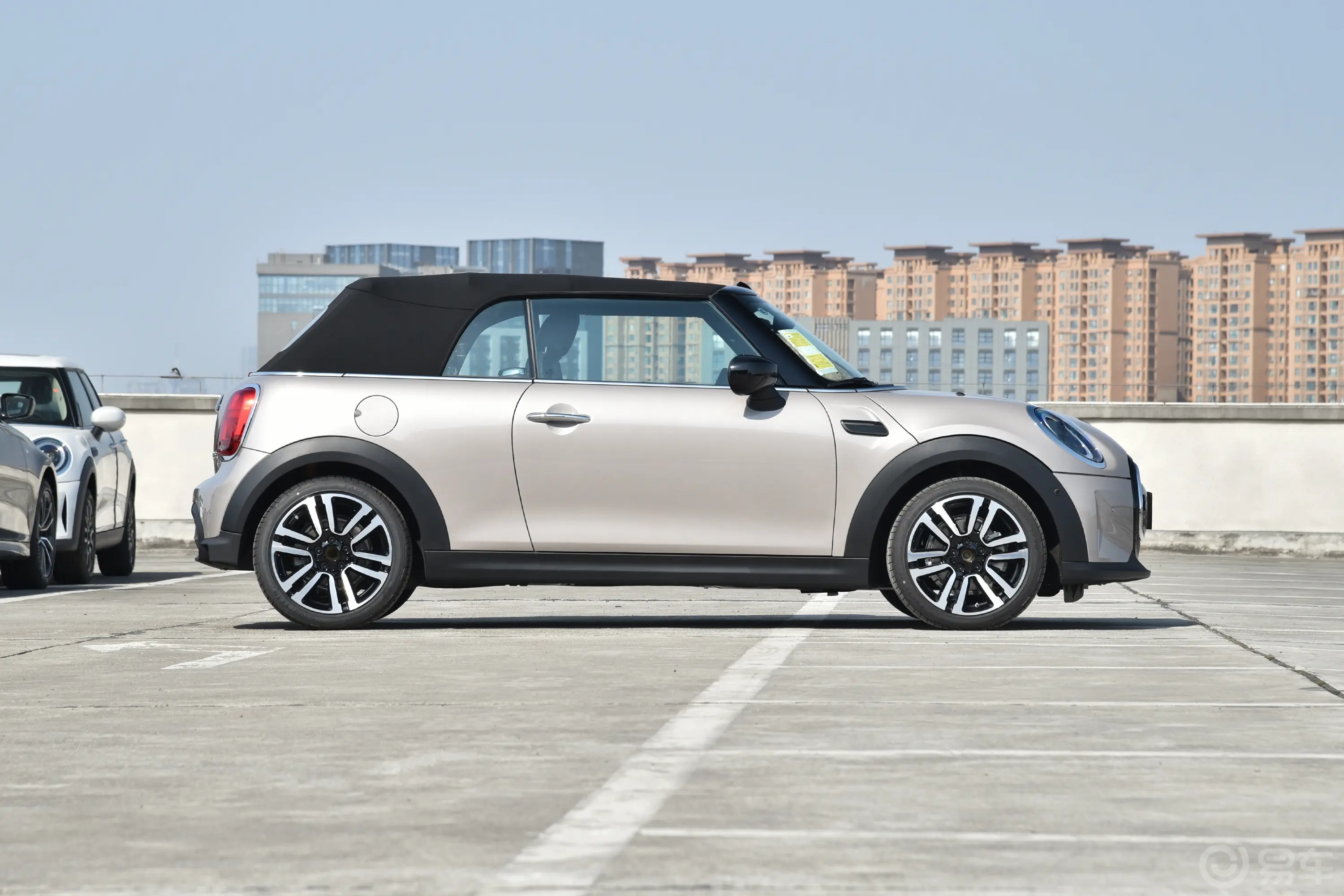 MINI CABRIO改款 1.5T COOPER CABRIO 艺术家正侧车头向右水平