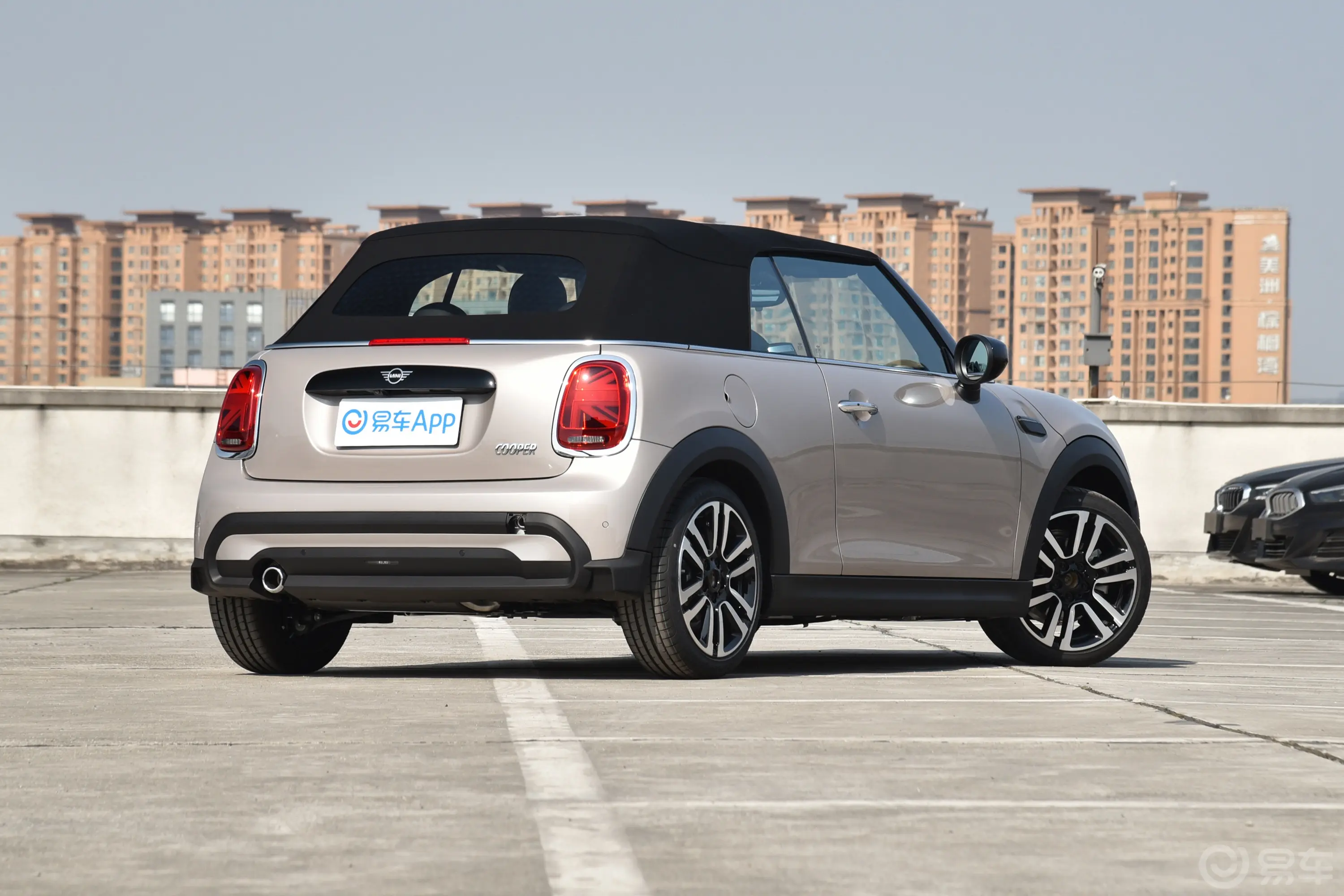 MINI CABRIO改款 1.5T COOPER CABRIO 艺术家侧后45度车头向右水平