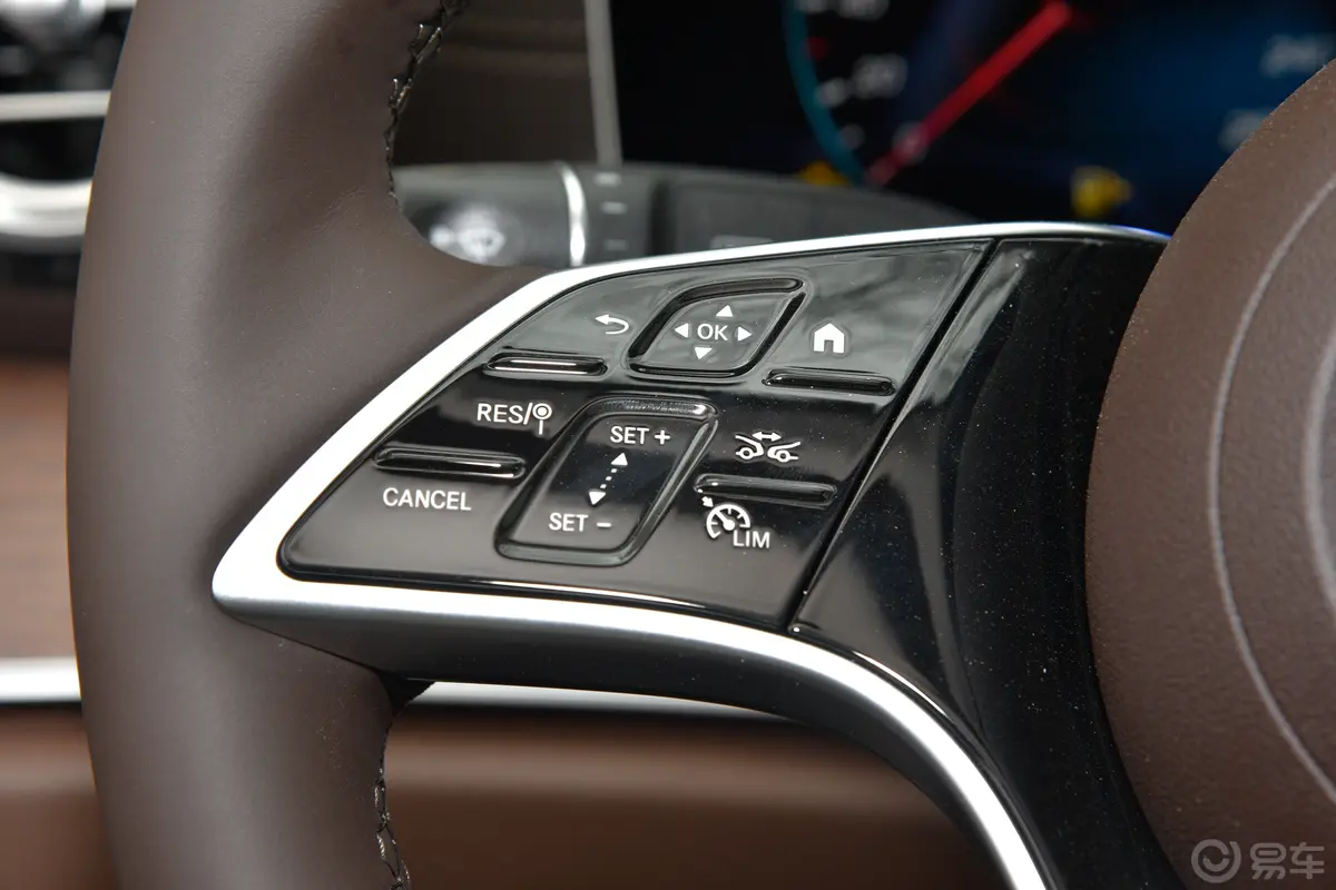 奔驰E级改款 E 300 L 尊贵型左侧方向盘功能按键