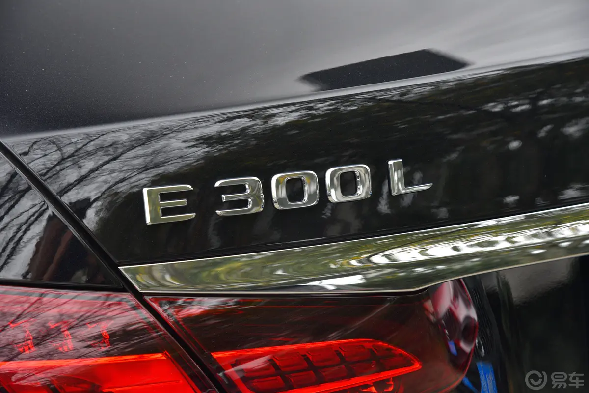 奔驰E级改款 E 300 L 尊贵型外观细节