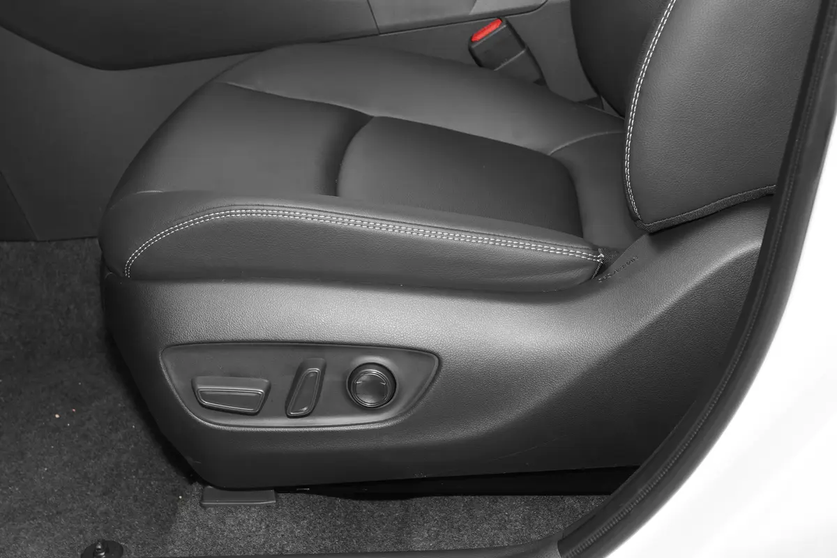 RAV4荣放2.0L 两驱风尚PLUS版主驾座椅调节