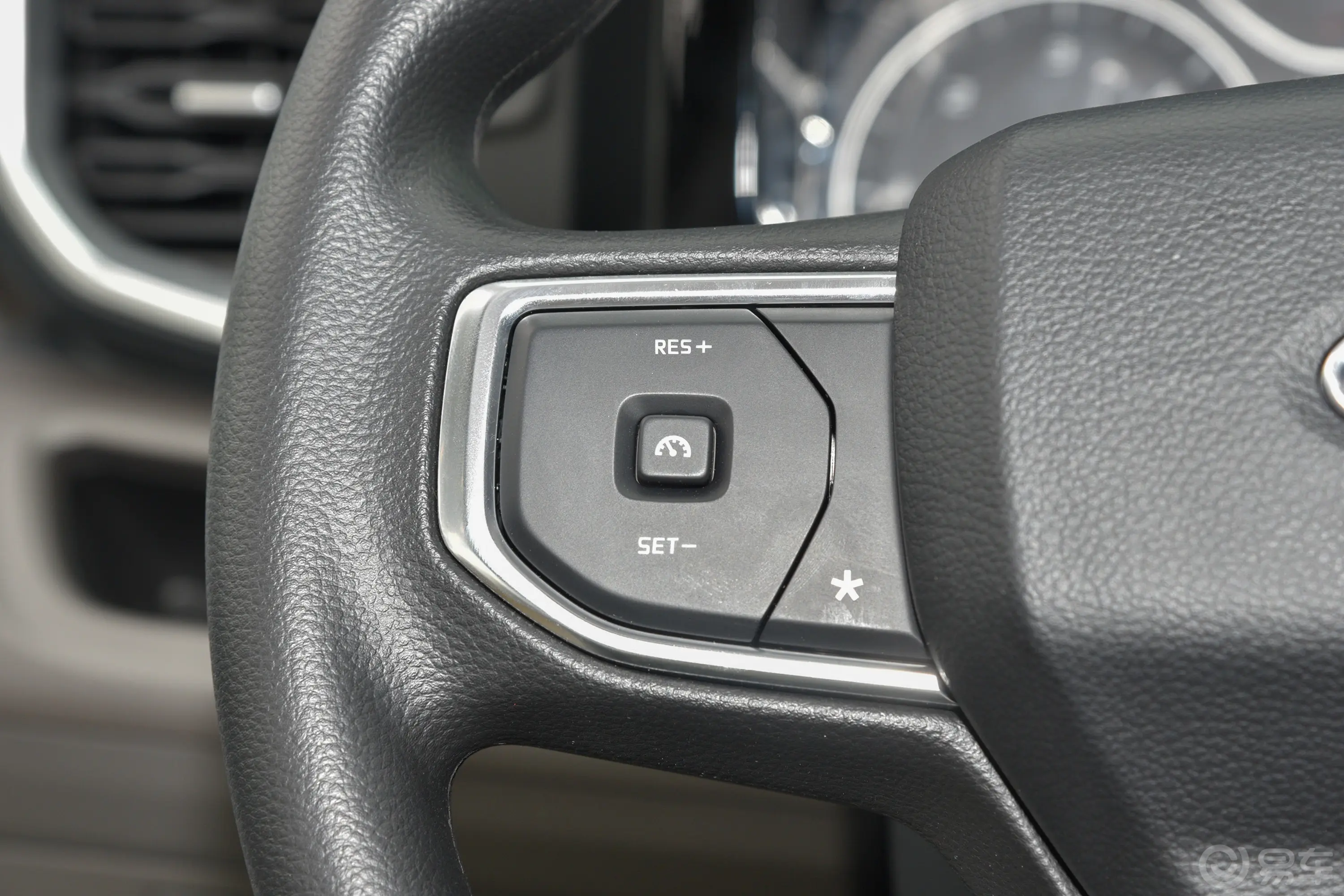 全顺2.0T 手动多功能商用车短轴低顶 5/6座 柴油左侧方向盘功能按键