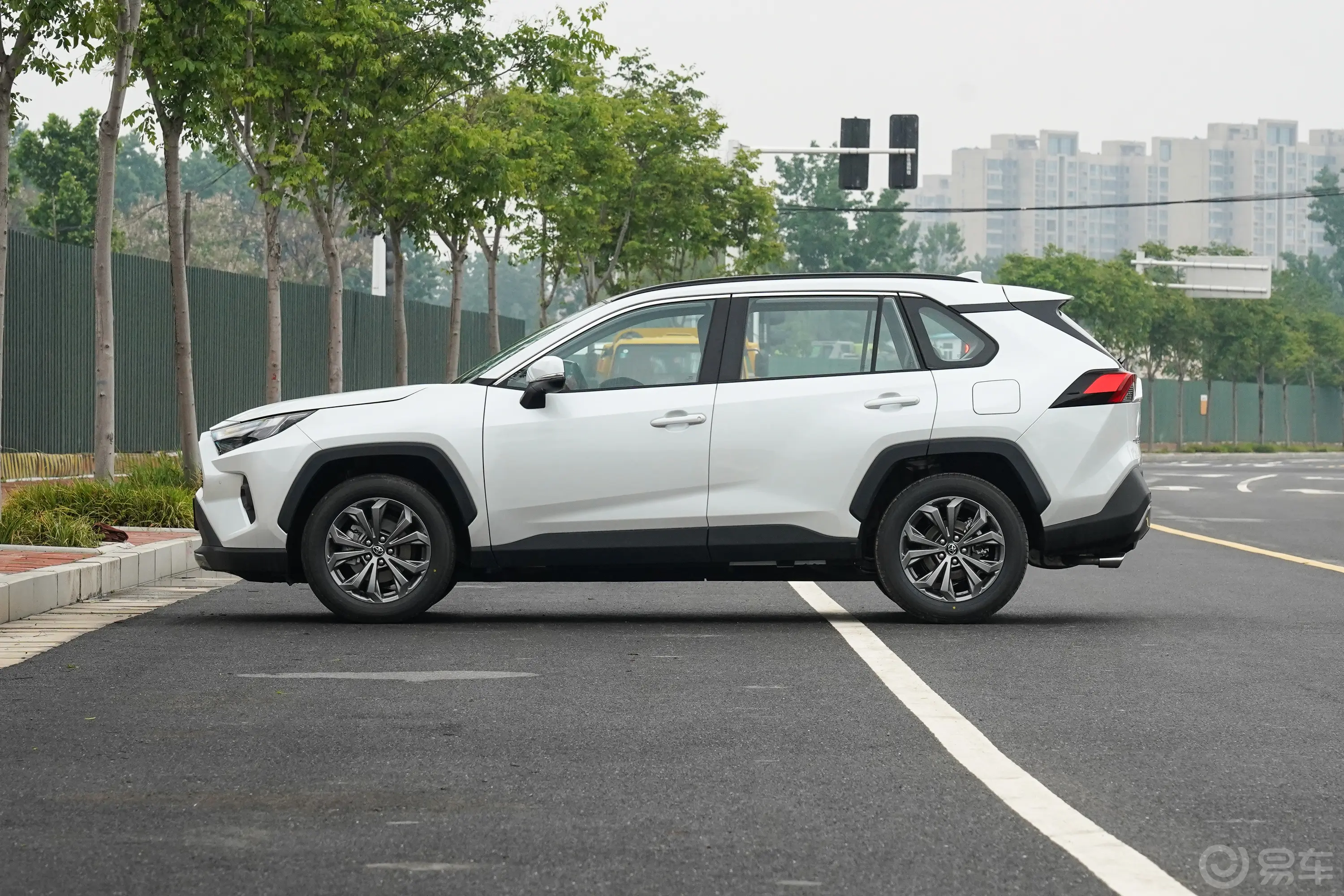 RAV4荣放2.0L 两驱风尚PLUS版正侧车头向左水平