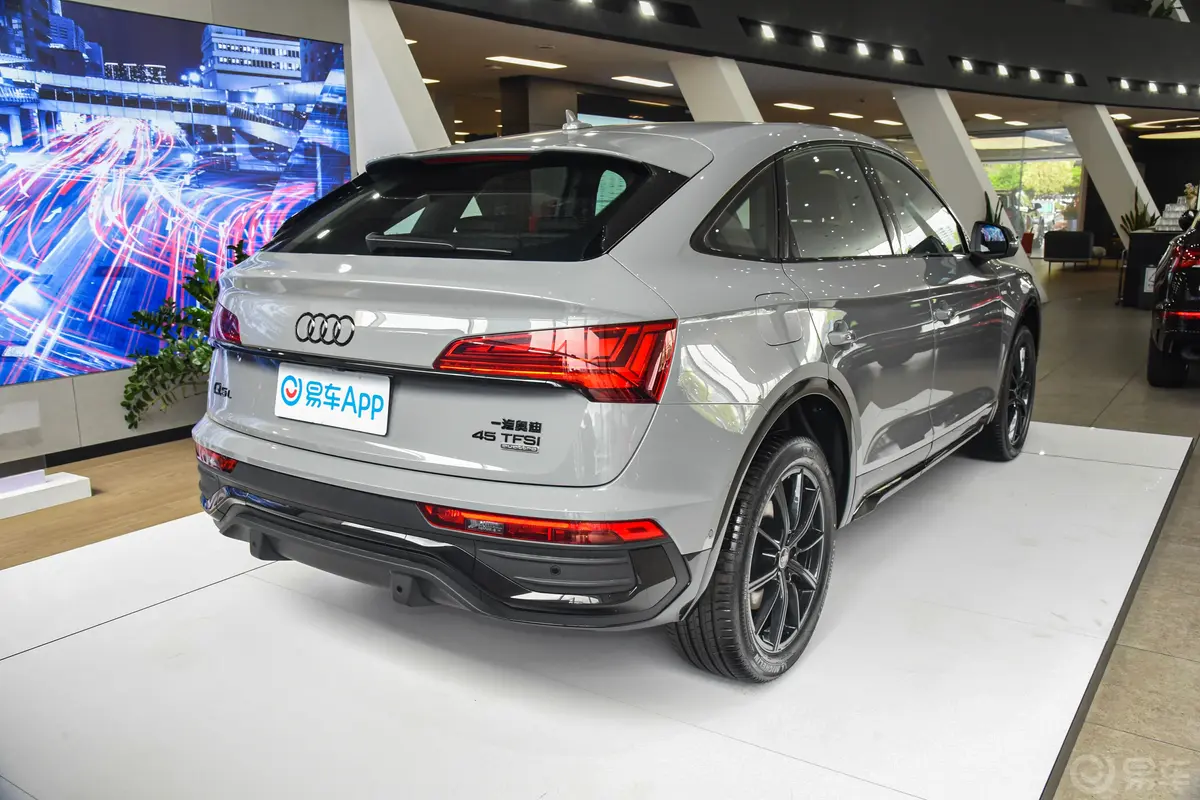 奥迪Q5L Sportback改款 45 TFSI 豪华型侧后45度车头向右水平