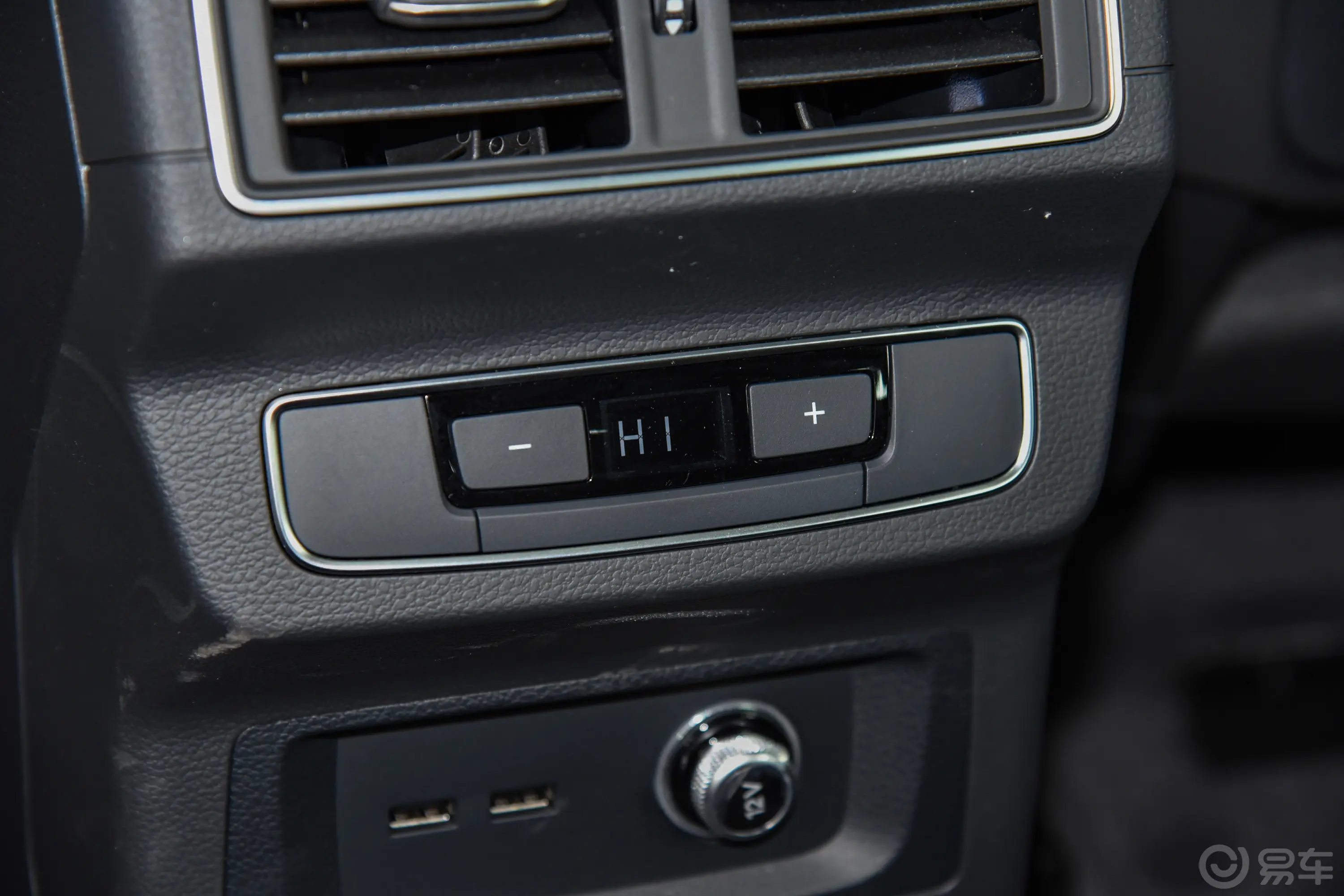 奥迪Q5L Sportback改款 45 TFSI 豪华型后排空调控制键