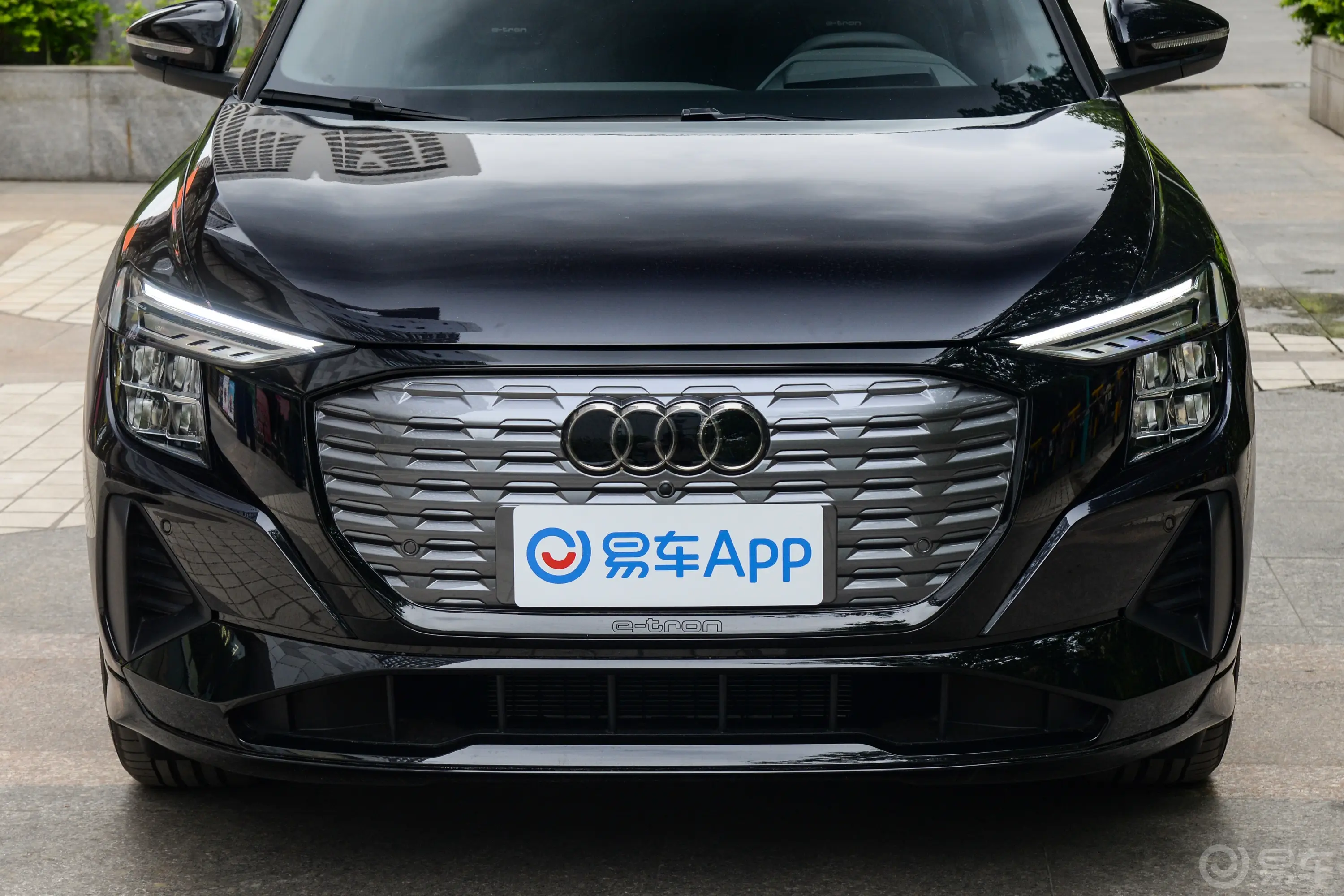 奥迪Q5 e-tron40 e-tron 闪耀型 机甲套装前格栅侧俯拍