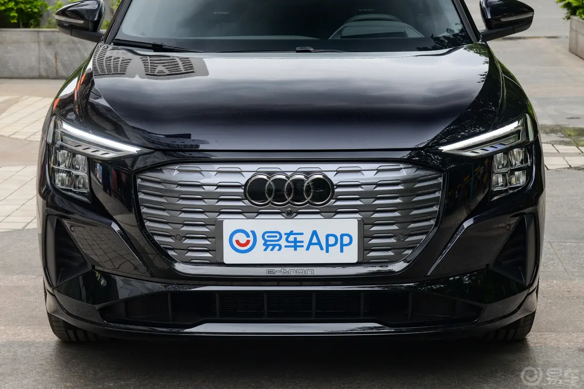 奥迪Q5 e-tron40 e-tron 闪耀型 机甲套装前格栅侧俯拍