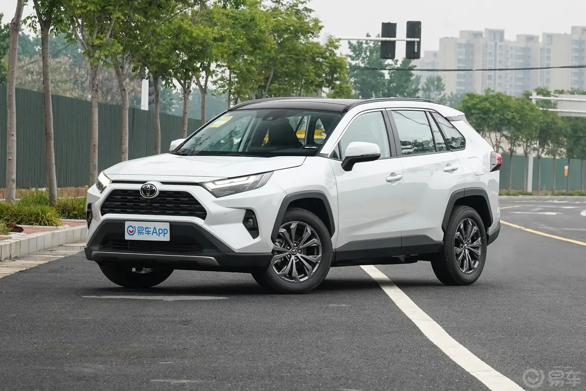 RAV4荣放2.0L 两驱风尚PLUS版侧前45度车头向左水平