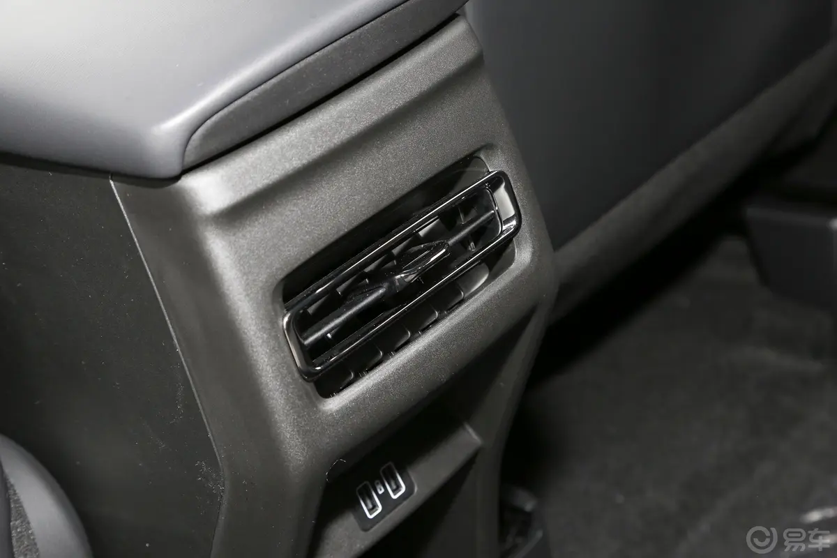长安欧尚X5 PLUS改款 1.5T 领航型后排空调控制键