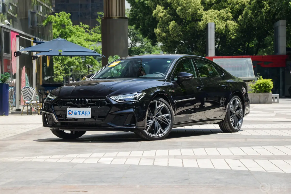 奥迪A7L45 TFSI quattro S-line 黑武士版侧前45度车头向左水平