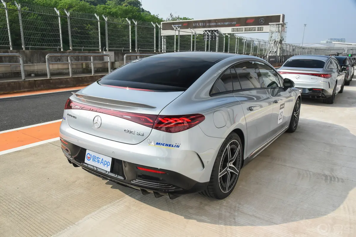 奔驰EQE AMGEQE AMG 53 4MATIC+侧后45度车头向右水平