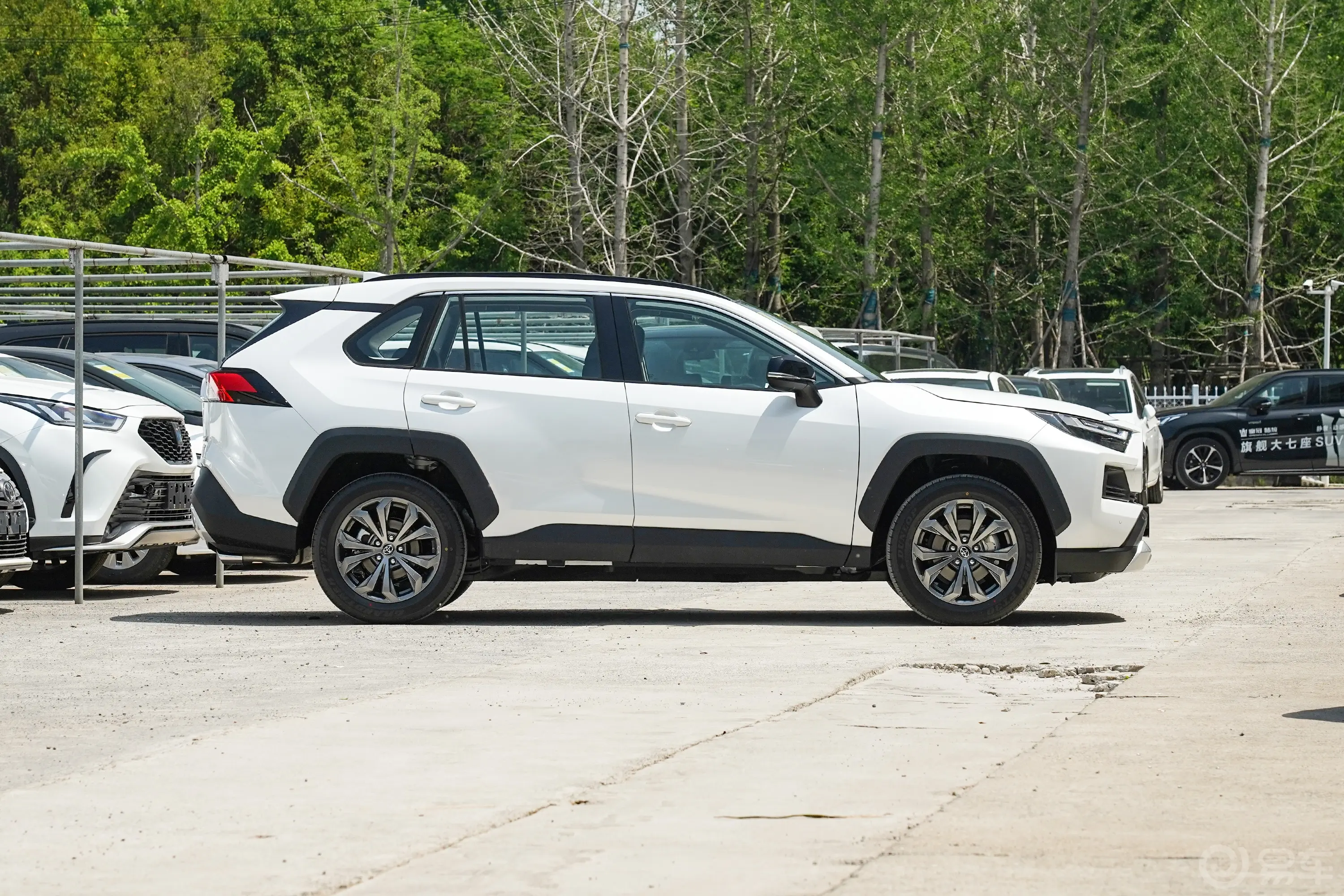 RAV4荣放2.0L 四驱探险PLUS版正侧车头向右水平