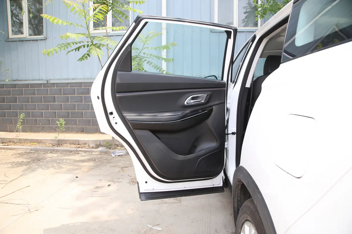 长安欧尚X7 PLUS畅享版 1.5T 手动家悦型 7座驾驶员侧后车门