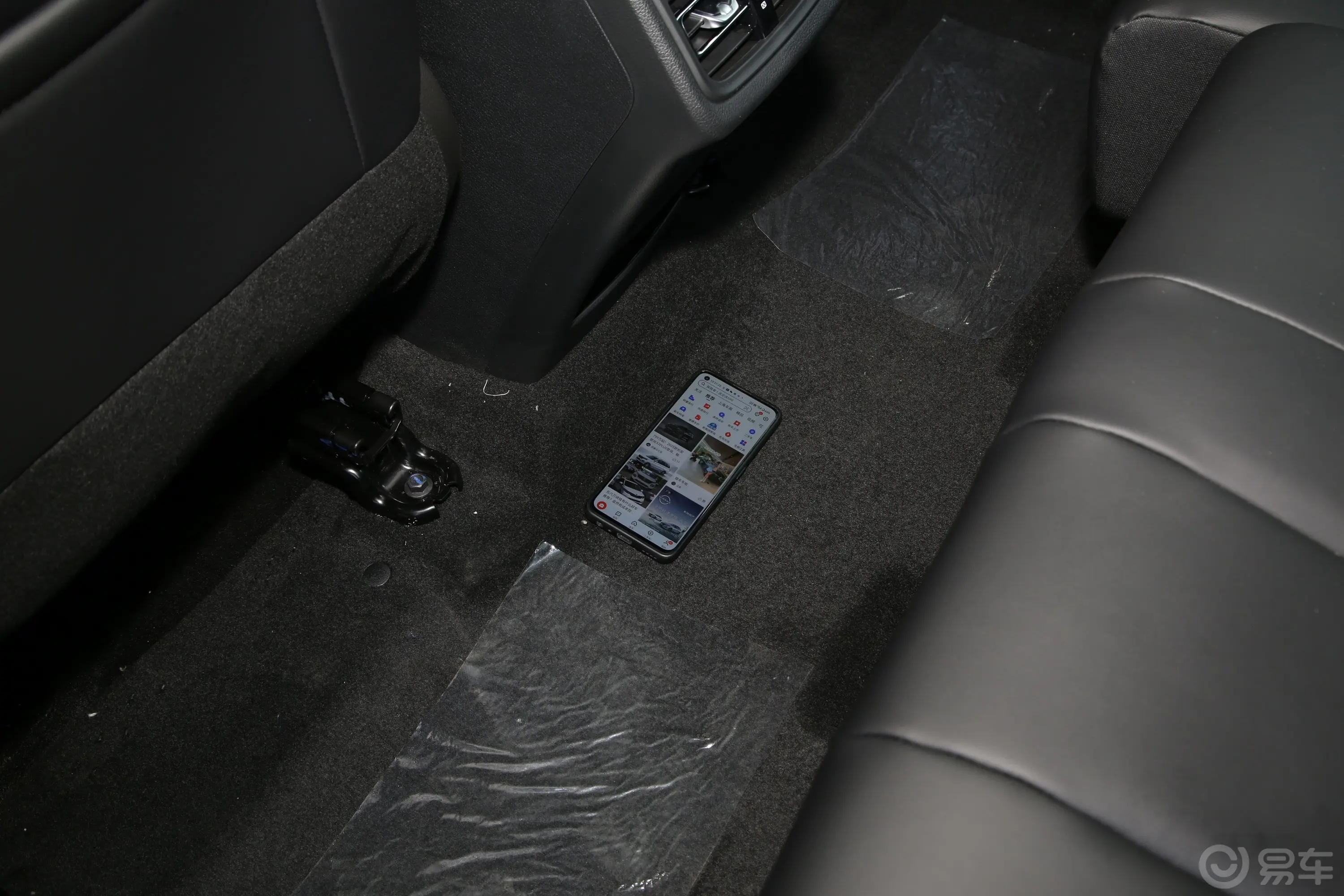 长安欧尚X7 PLUS畅享版 1.5T 手动家悦型 7座后排地板中间位置