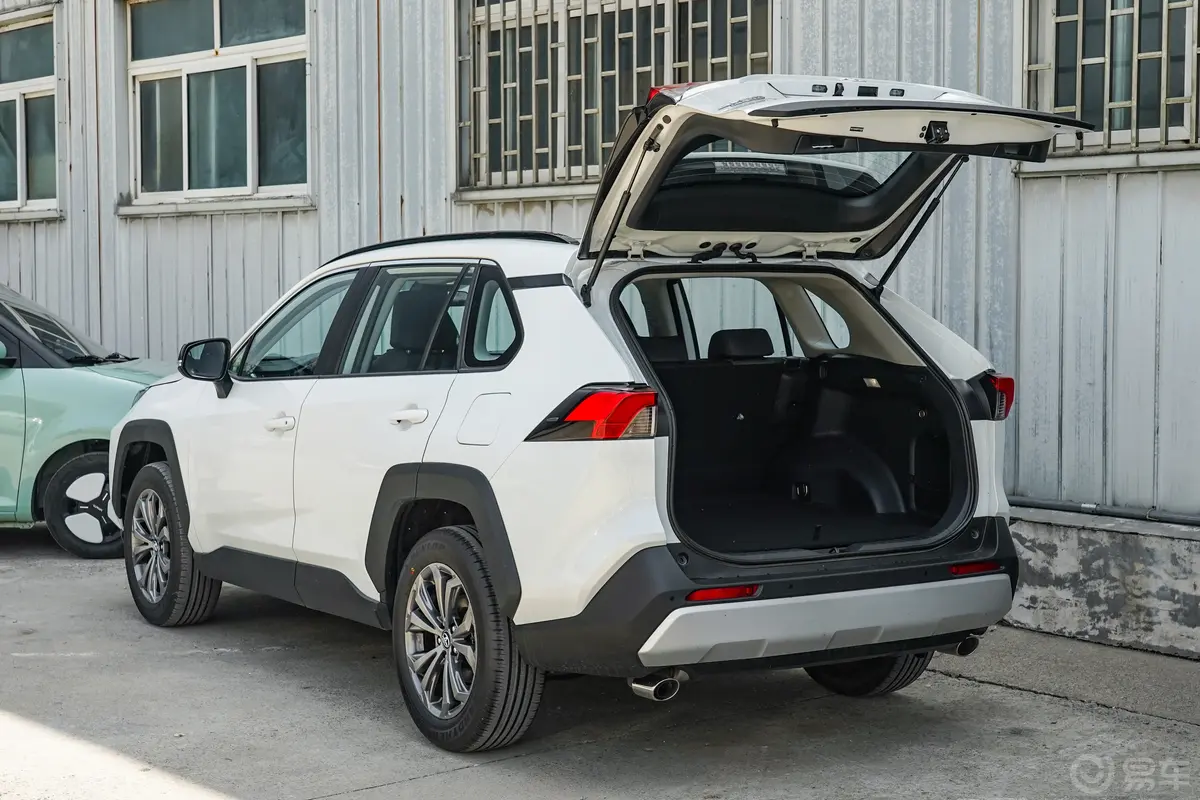 RAV4荣放2.0L 四驱探险PLUS版后备厢开启45度侧拍