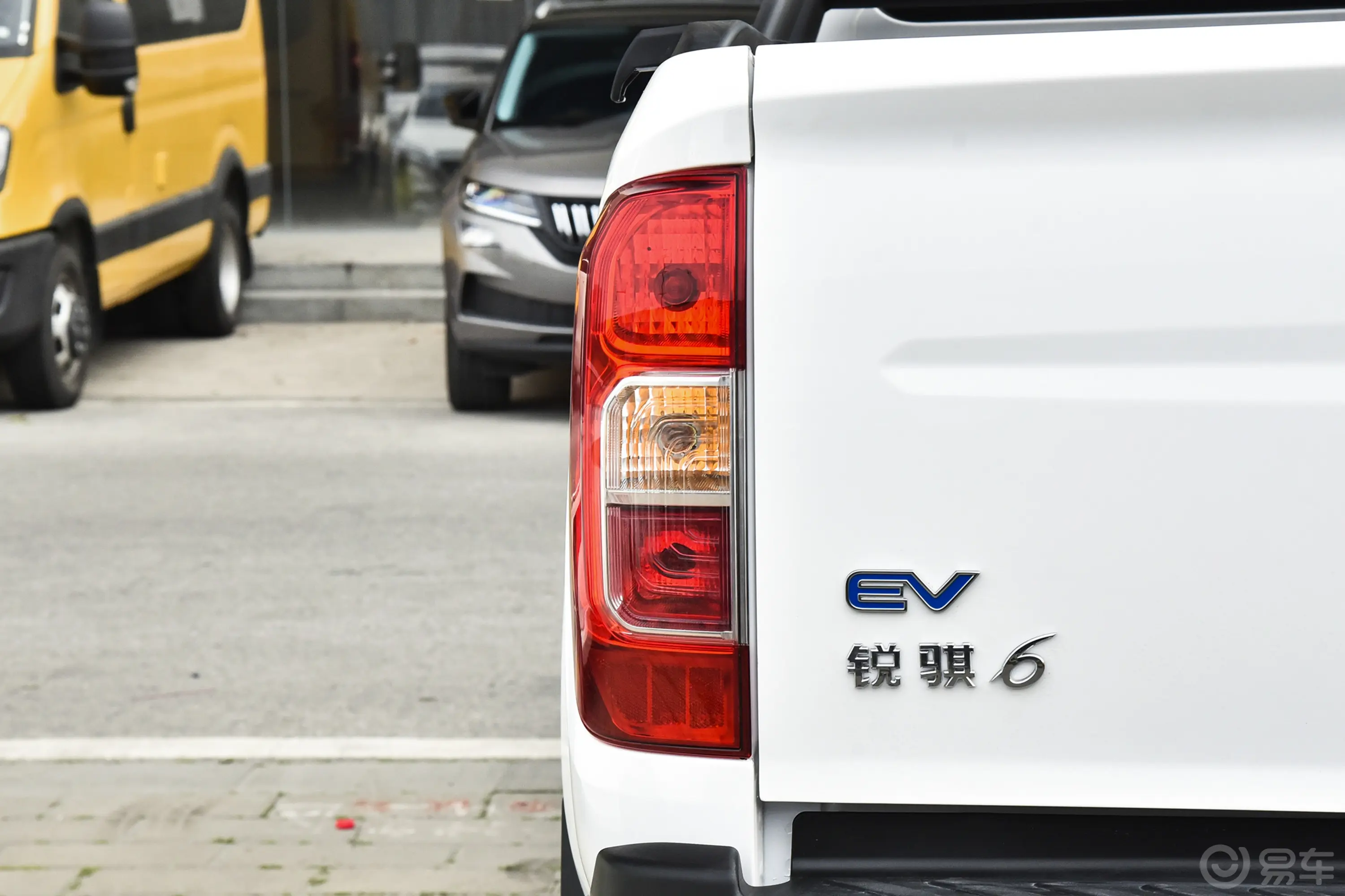 锐骐6 EV350km 斗式旗舰版外观灯组