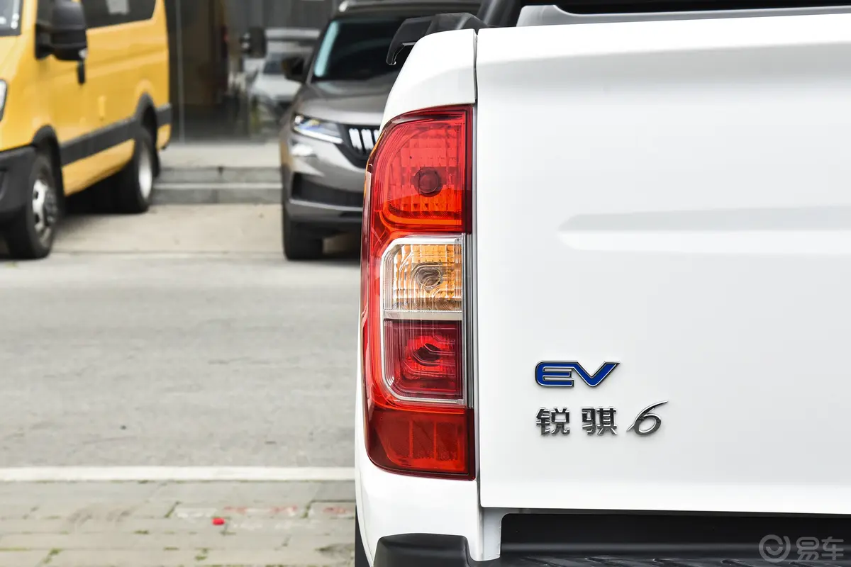 锐骐6 EV350km 斗式旗舰版外观灯组