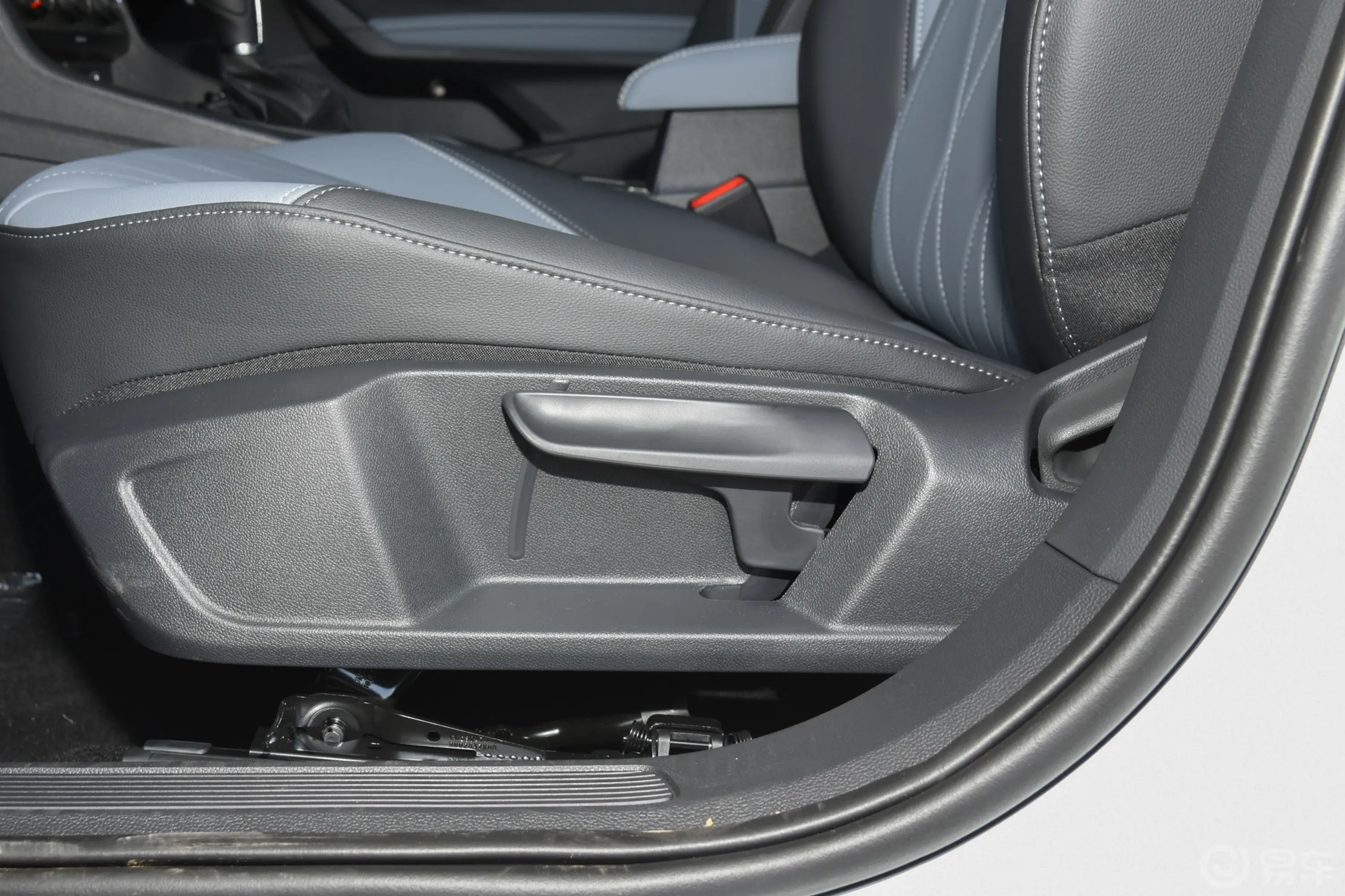 朗逸改款 1.5L 自动星空五百万版主驾座椅调节