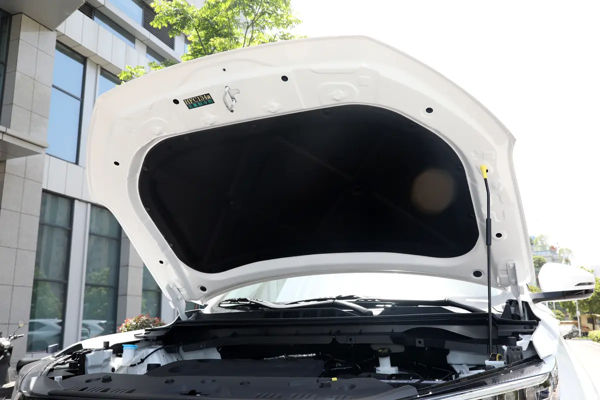 长安欧尚X7 PLUS畅享版 1.5T 手动家悦型 5座发动机舱盖内侧