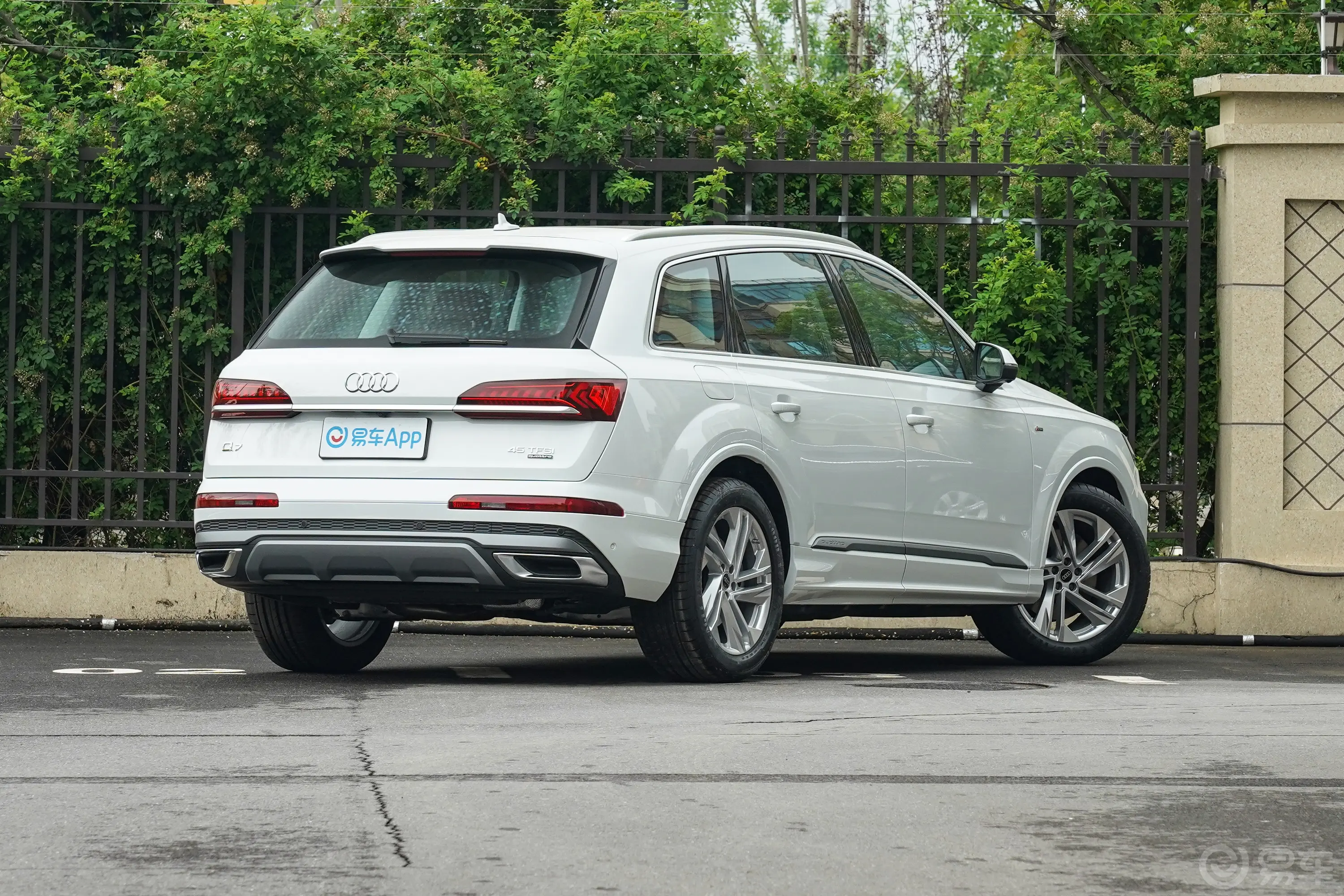 奥迪Q745 TFSI quattro S line运动型侧后45度车头向右水平