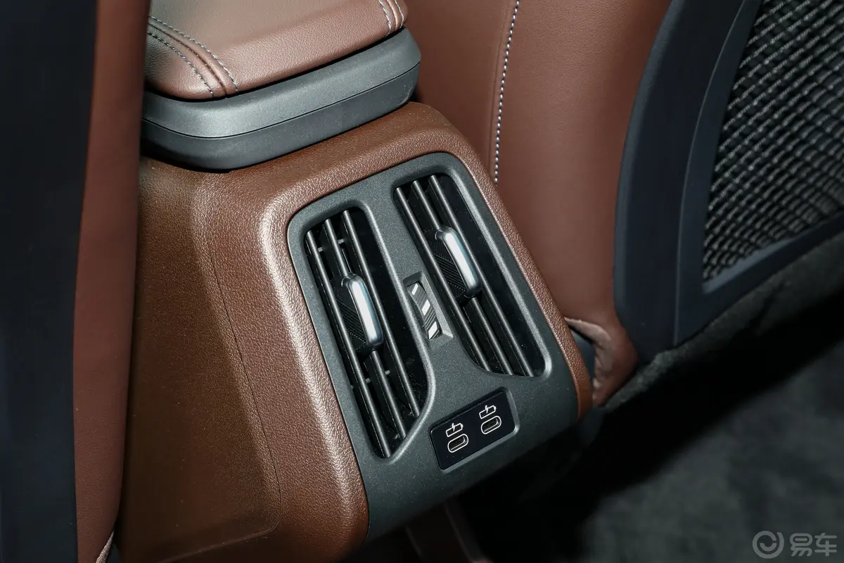 宝马X1xDrive25Li X设计套装后排空调控制键