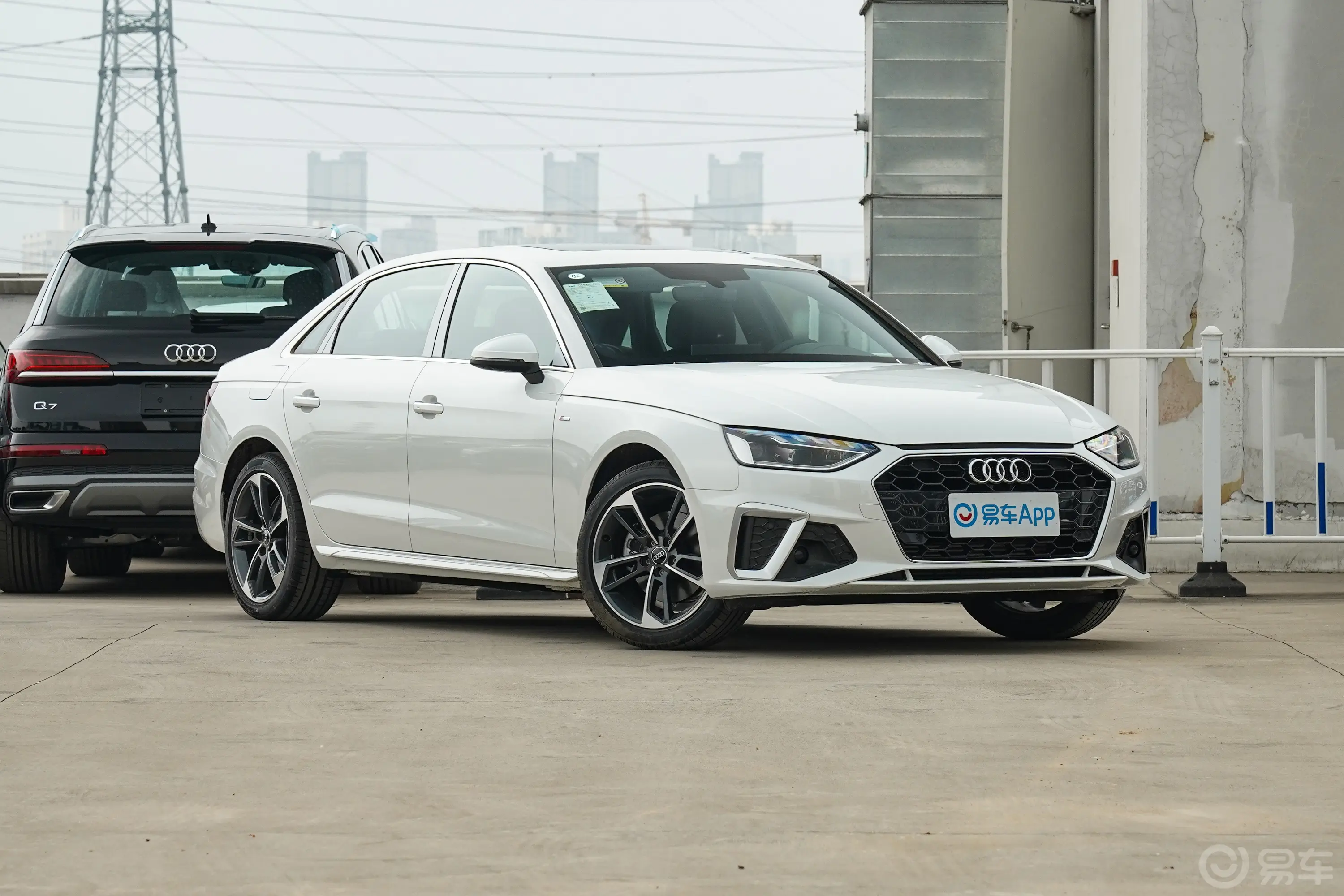 奥迪A4L40 TFSI 时尚动感型前轮毂造型