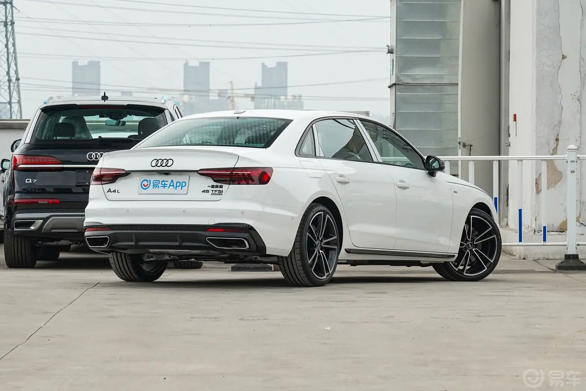 奥迪A4L45 TFSI quattro 臻选动感型侧后45度车头向右水平