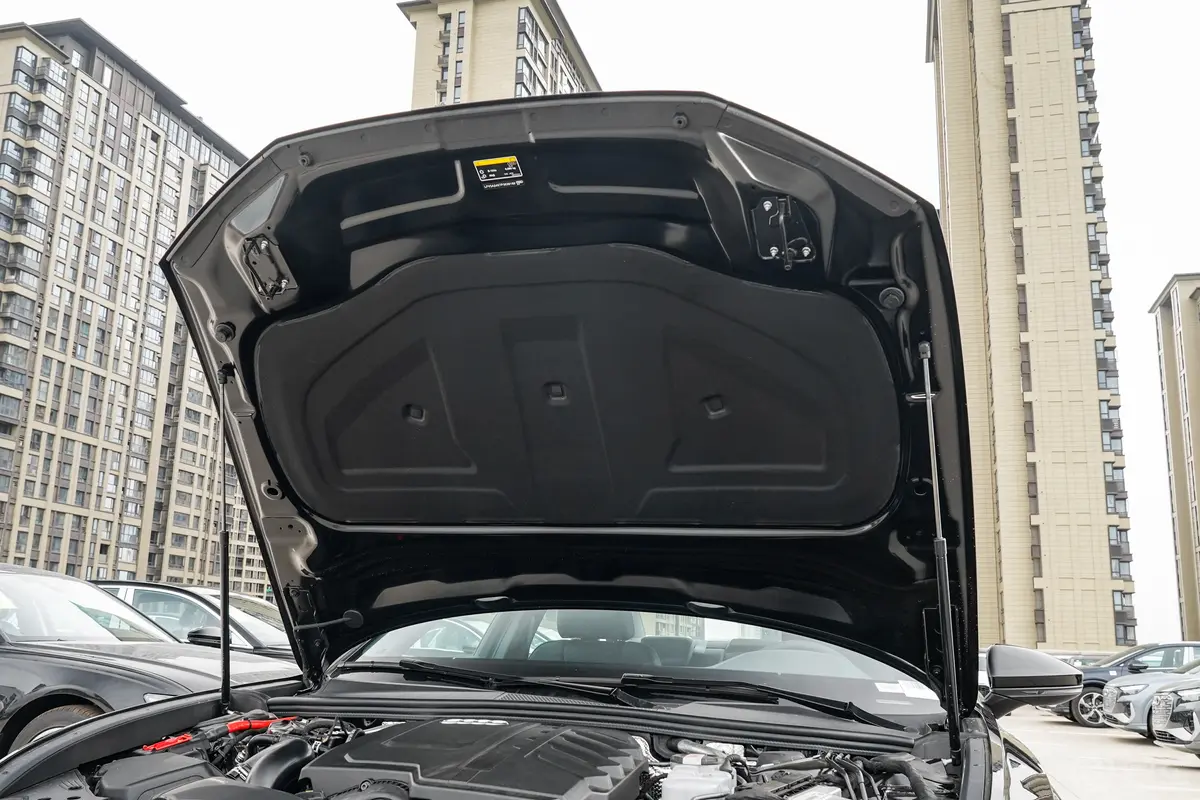 奥迪A6L改款 40 TFSI 豪华动感型前舱盖内侧