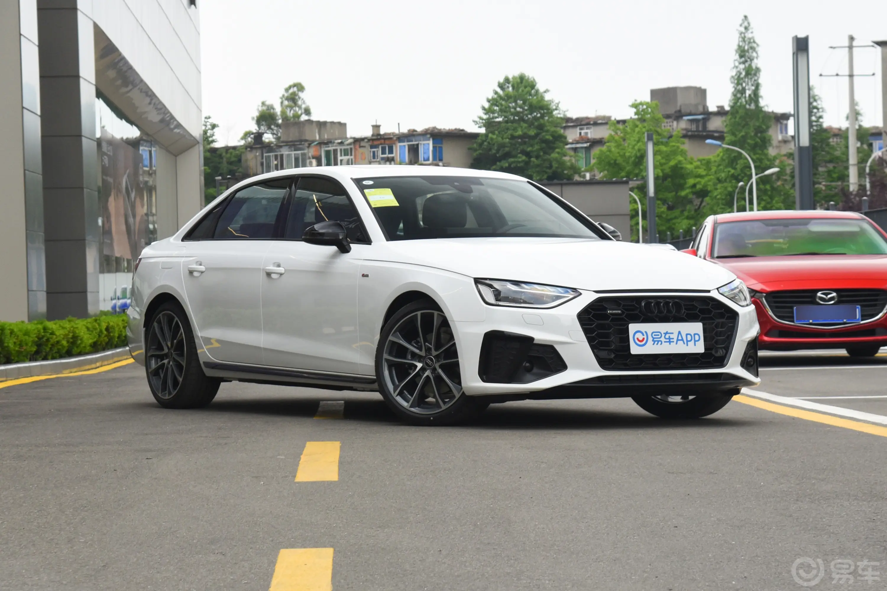 奥迪A4L40 TFSI quattro 豪华动感型胎压信息铭牌