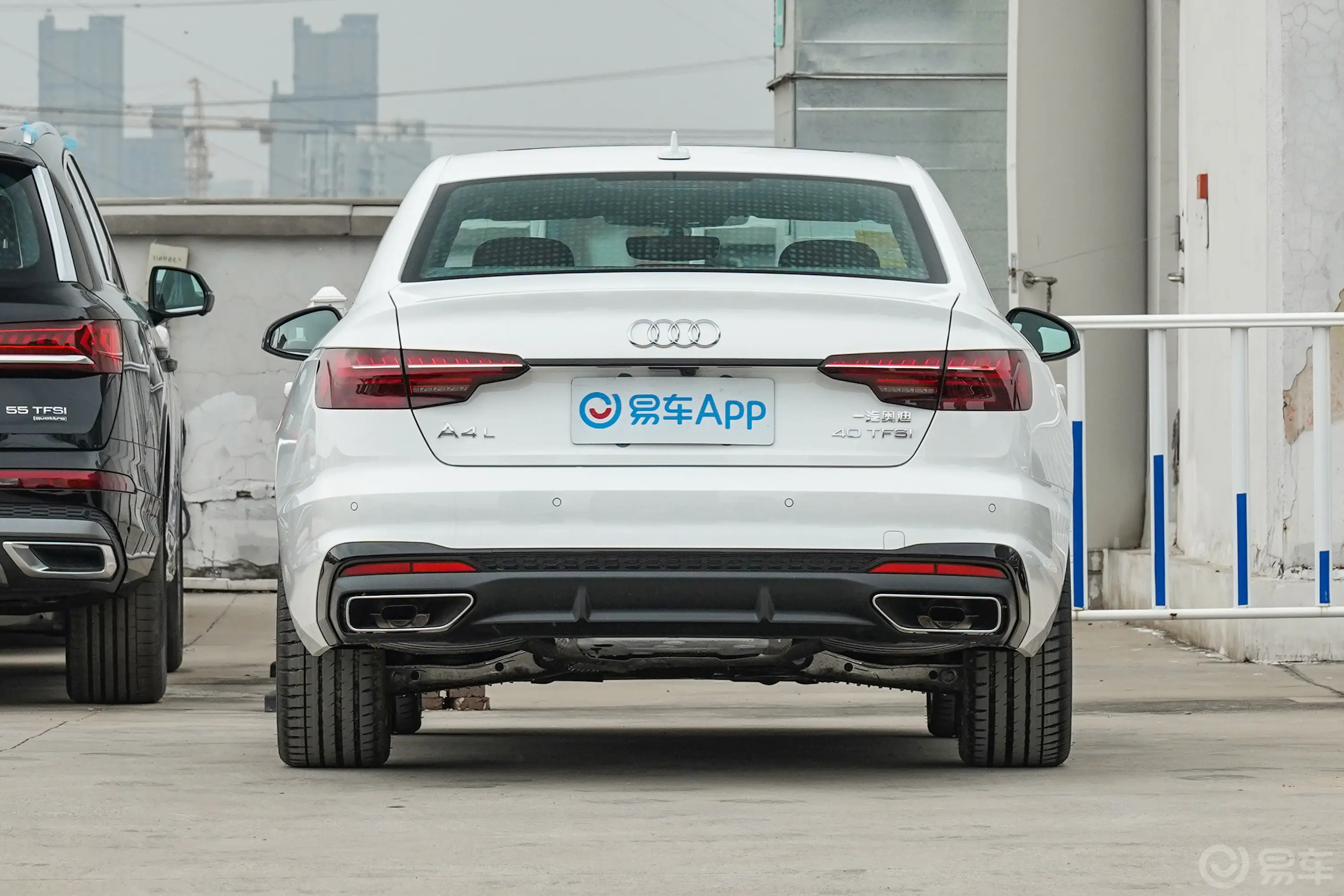 奥迪A4L40 TFSI 豪华动感型正后水平