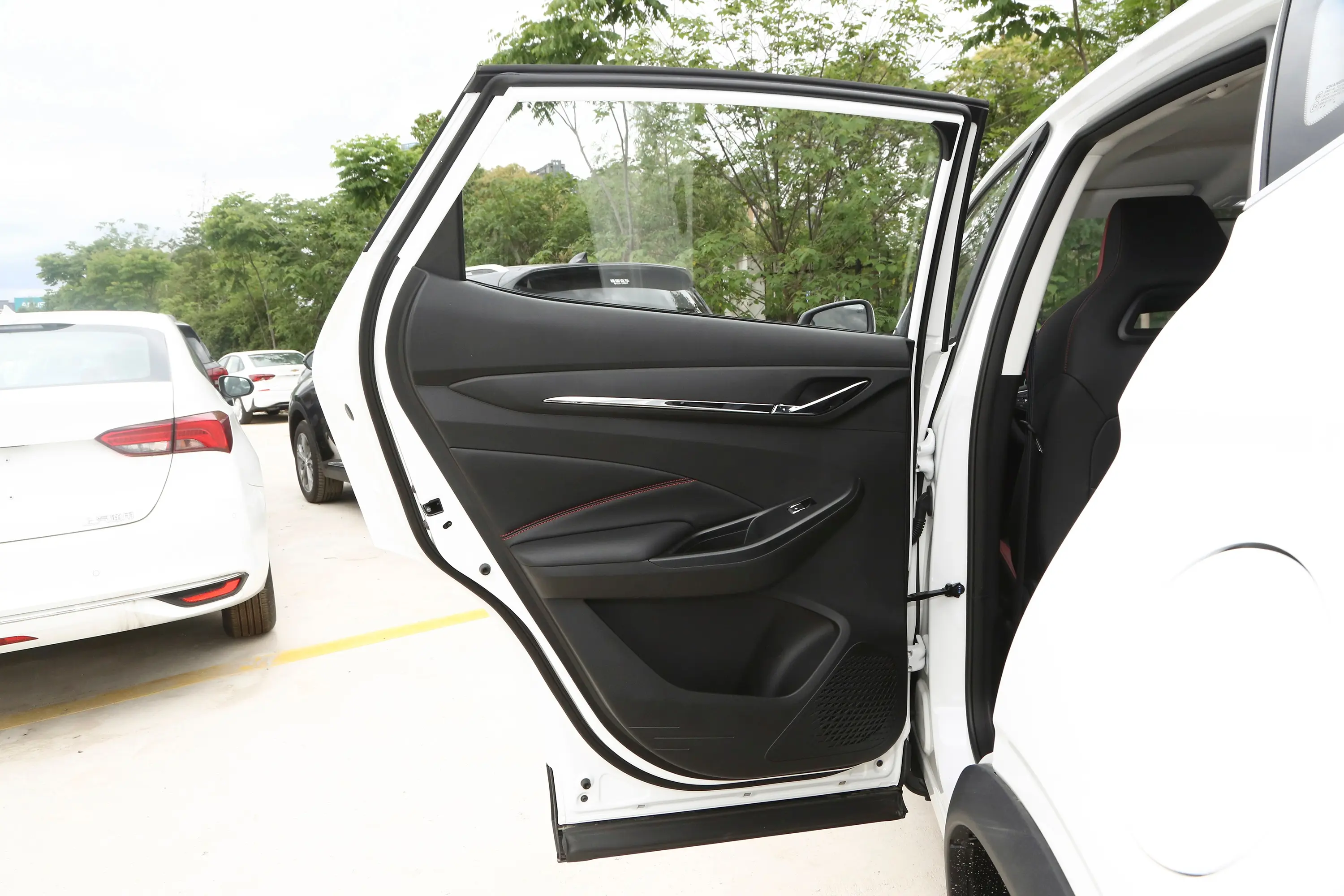 长安欧尚X5畅享版 1.5T 尊享型驾驶员侧后车门