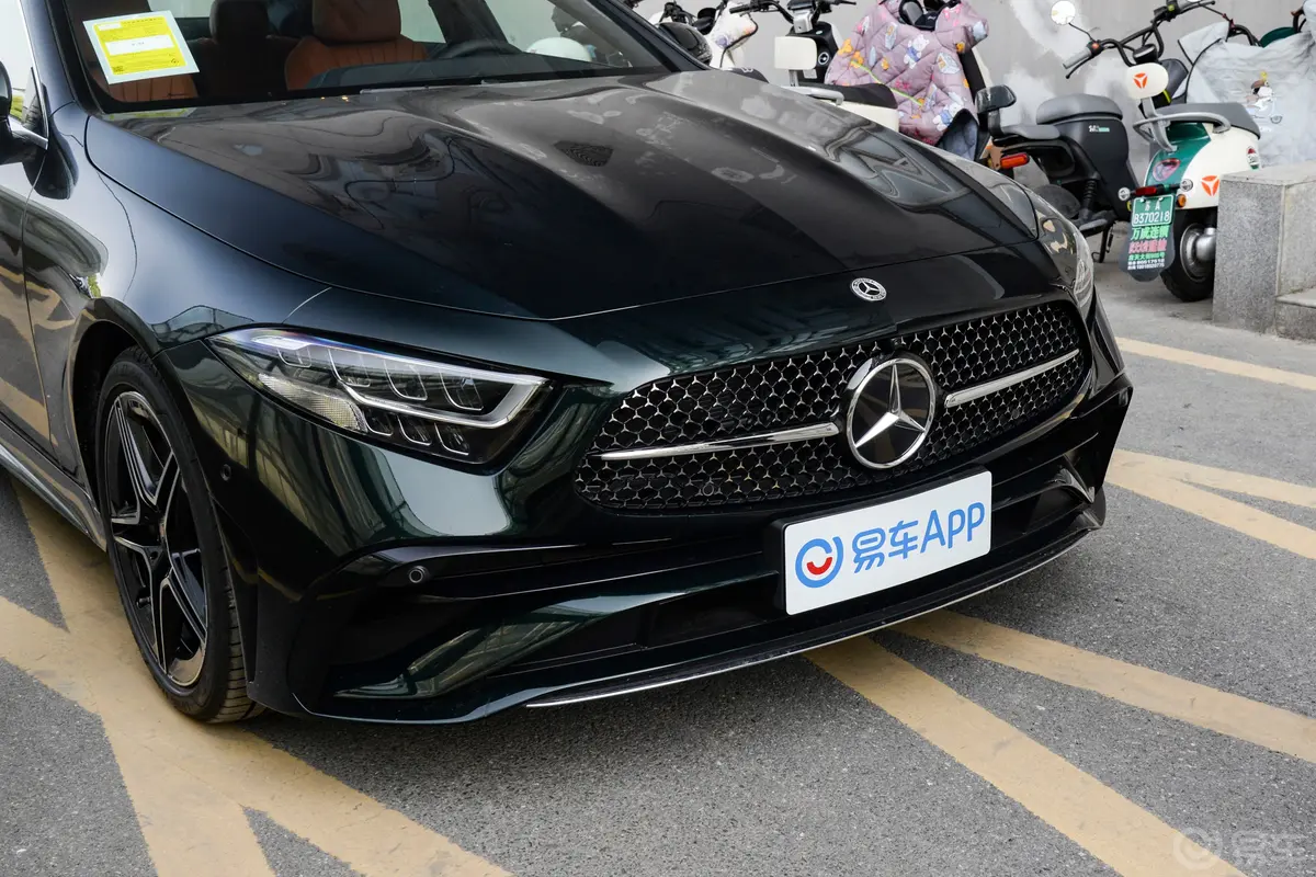 奔驰CLS级改款 CLS 300 豪华型前格栅侧俯拍