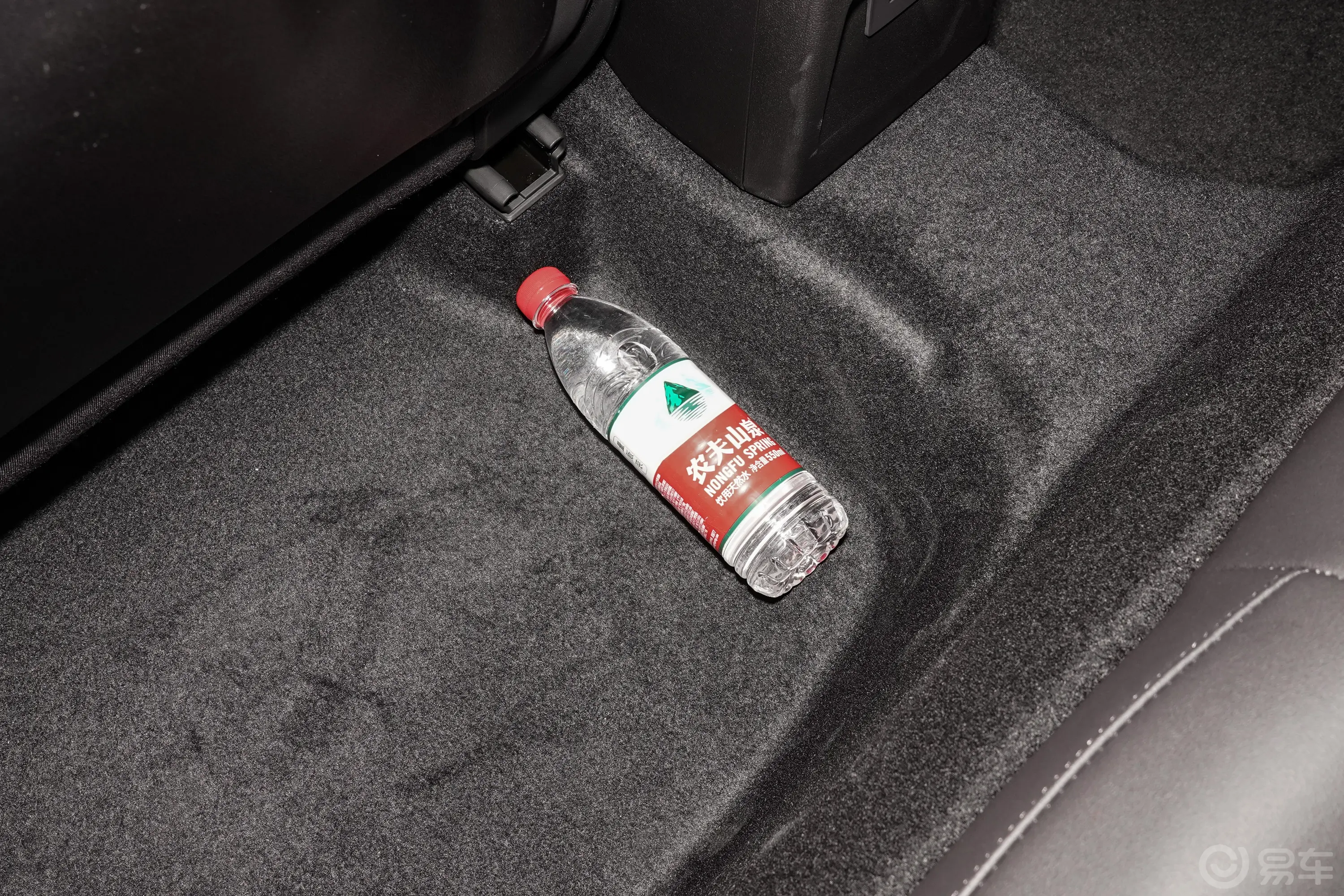 奥迪A3改款 A3L Limousine 35 TFSI 时尚运动型后排地板中间位置