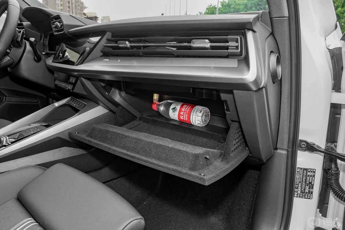 奥迪A3改款 Sportback 35 TFSI 时尚运动型手套箱空间水瓶横置