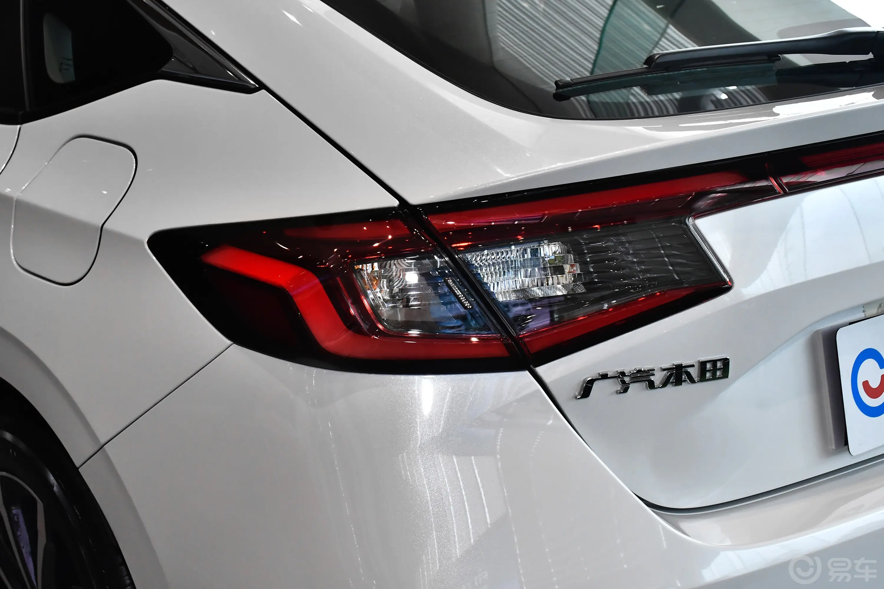 型格HATCHBACK 240TURBO CVT领潮版尾灯侧45度俯拍