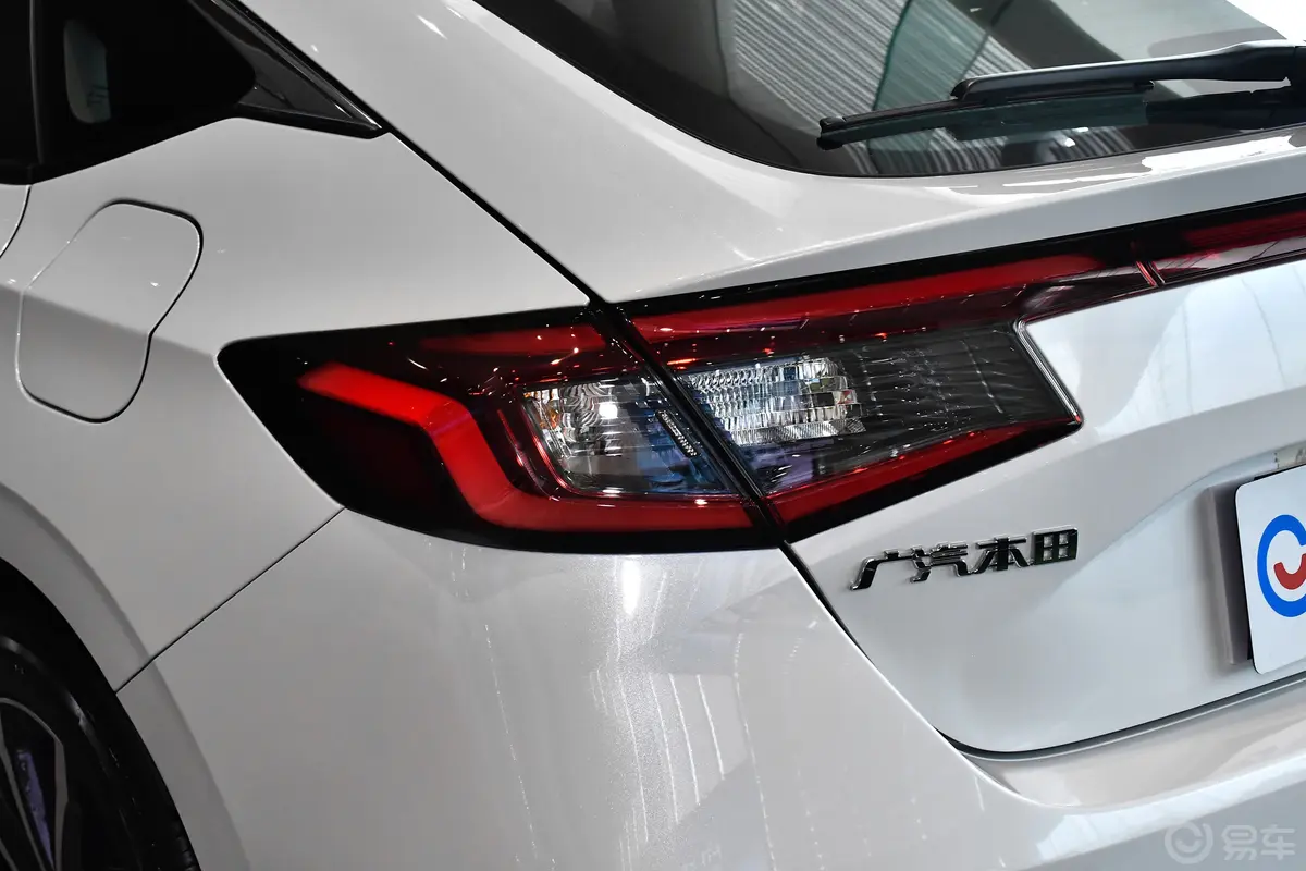型格HATCHBACK 240TURBO CVT领潮版尾灯侧45度俯拍