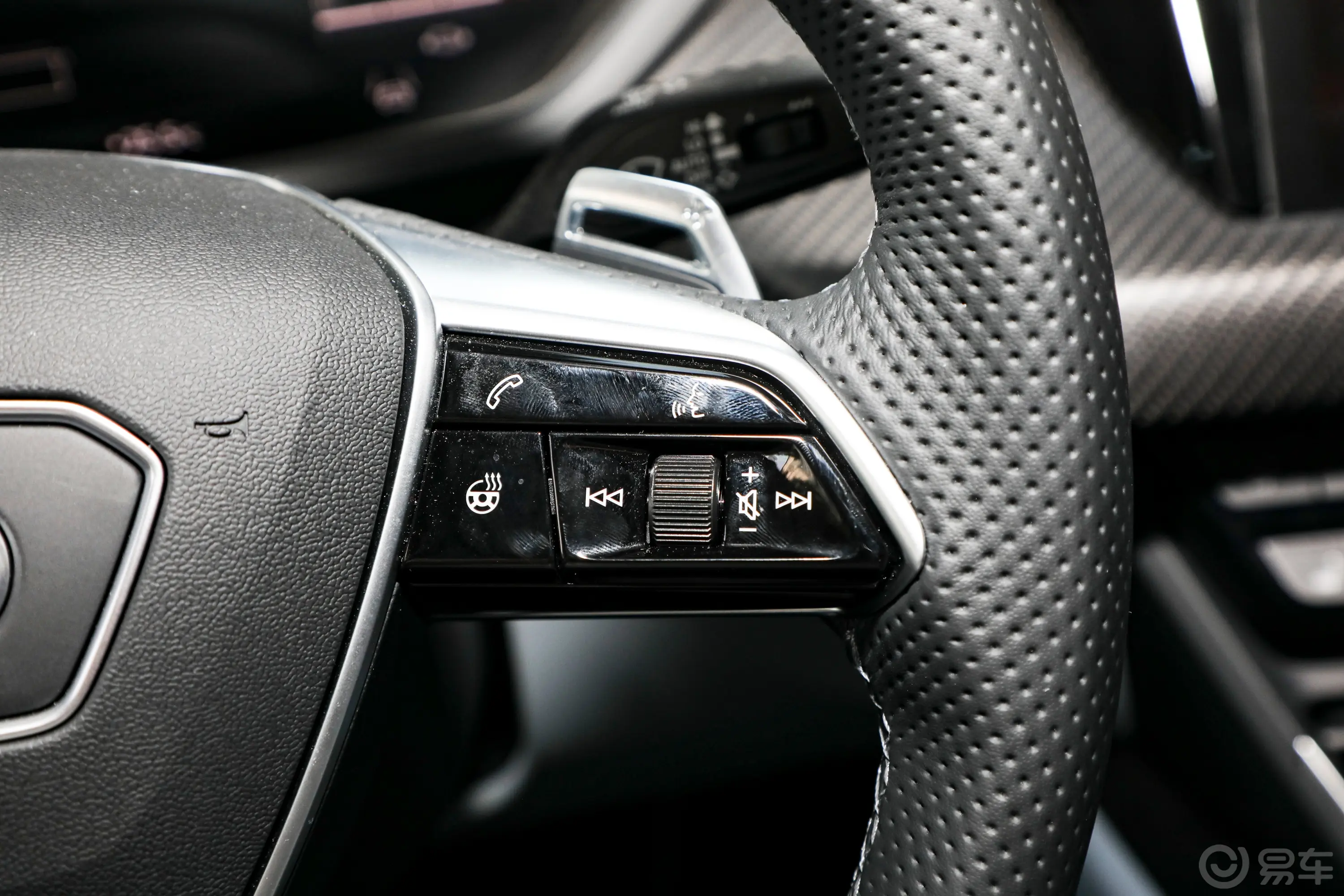 奥迪RS e-tron GT495km右侧方向盘功能按键