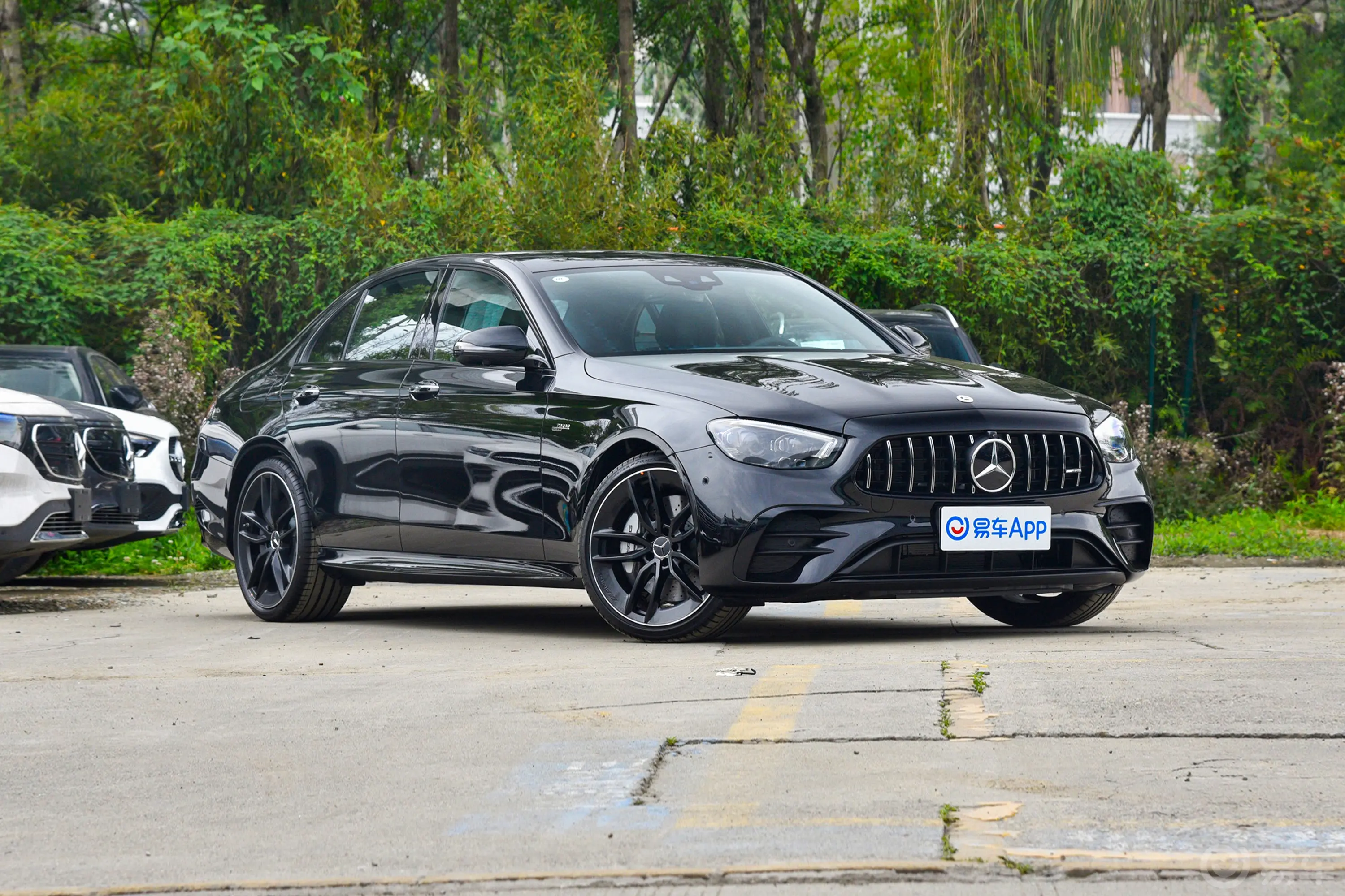 奔驰E级 AMGAMG E 53 4MATIC+侧前45度车头向右水平