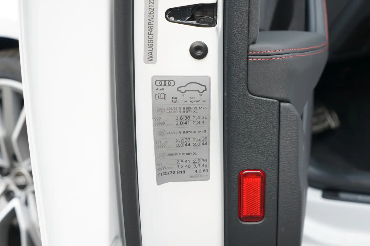 奥迪S4Avant 3.0T胎压信息铭牌