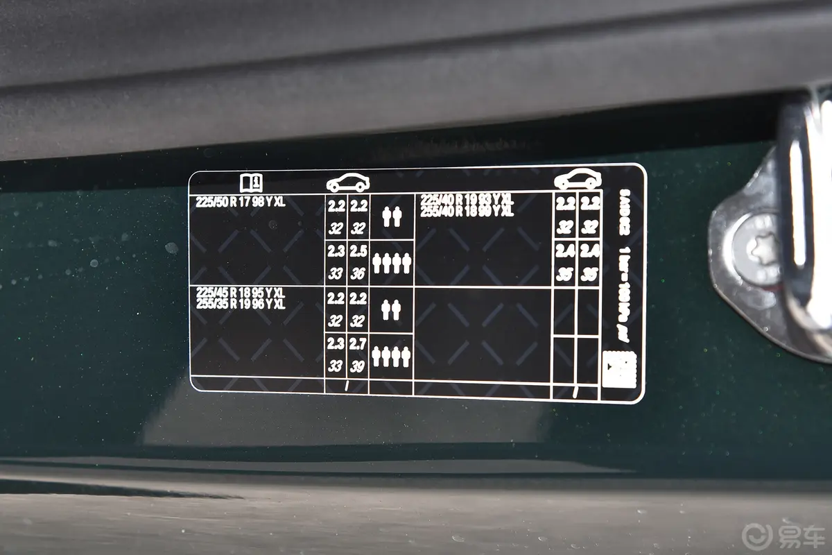 宝马4系双门轿跑车 425i M运动套装胎压信息铭牌