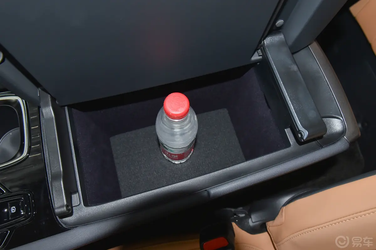 雷克萨斯RX350h 两驱悦享版前排扶手箱储物格