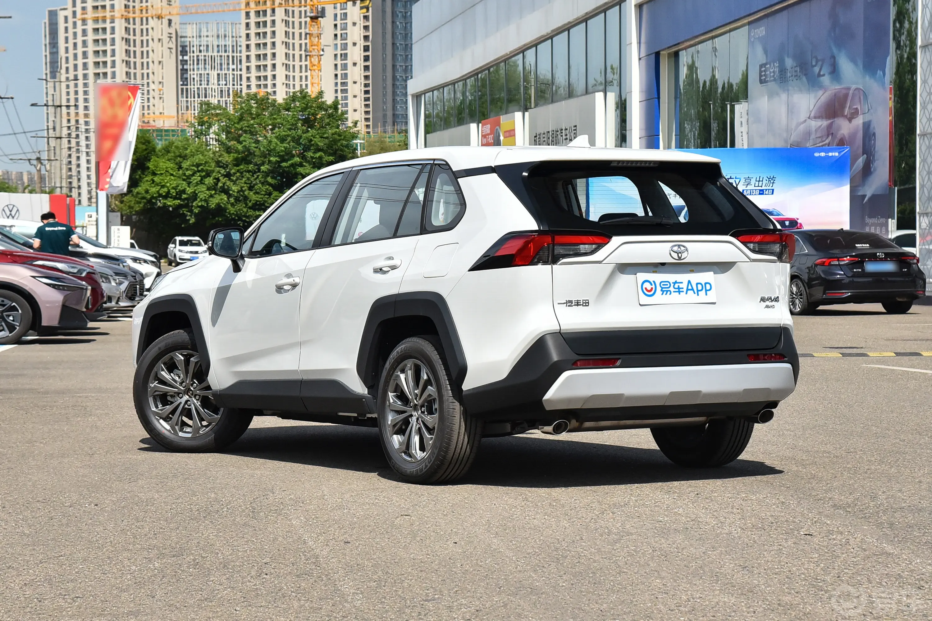 RAV4荣放2.0L 四驱探险版侧后45度车头向左水平