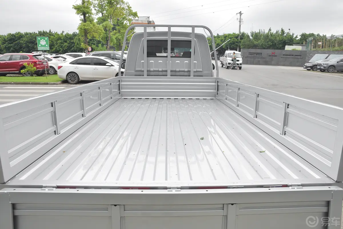 新海豚EV货车舒适型后备厢空间特写