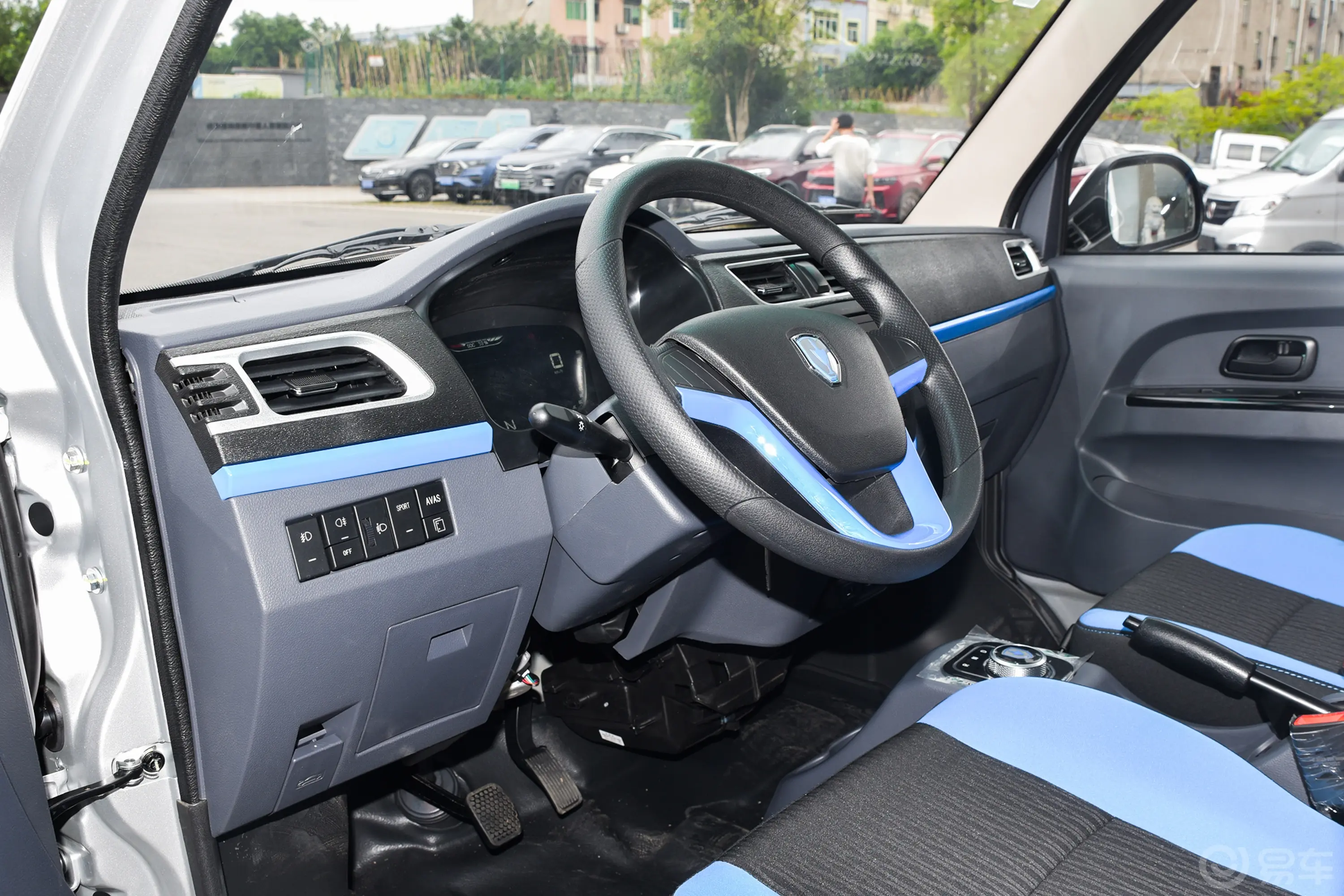 新海豚EV货车舒适型副驾座椅调节