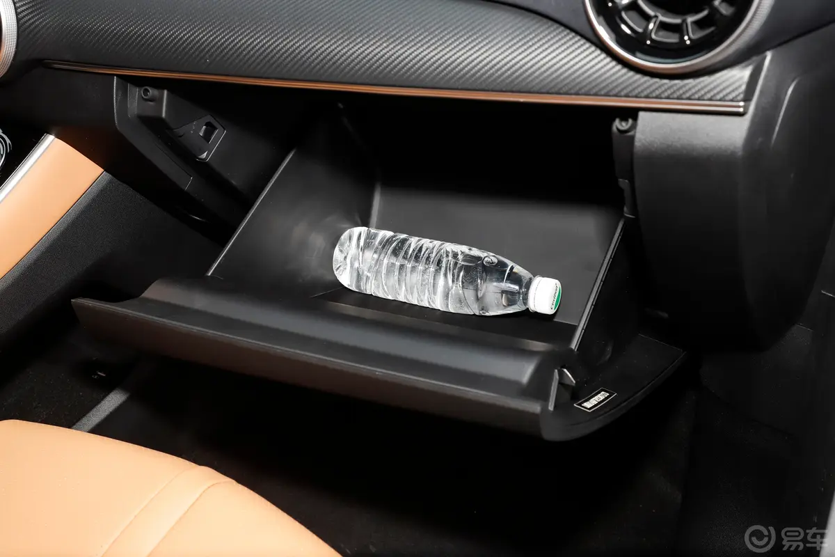 风行T5 EVO狂飚版 1.5T 马赫荣耀款手套箱空间水瓶横置
