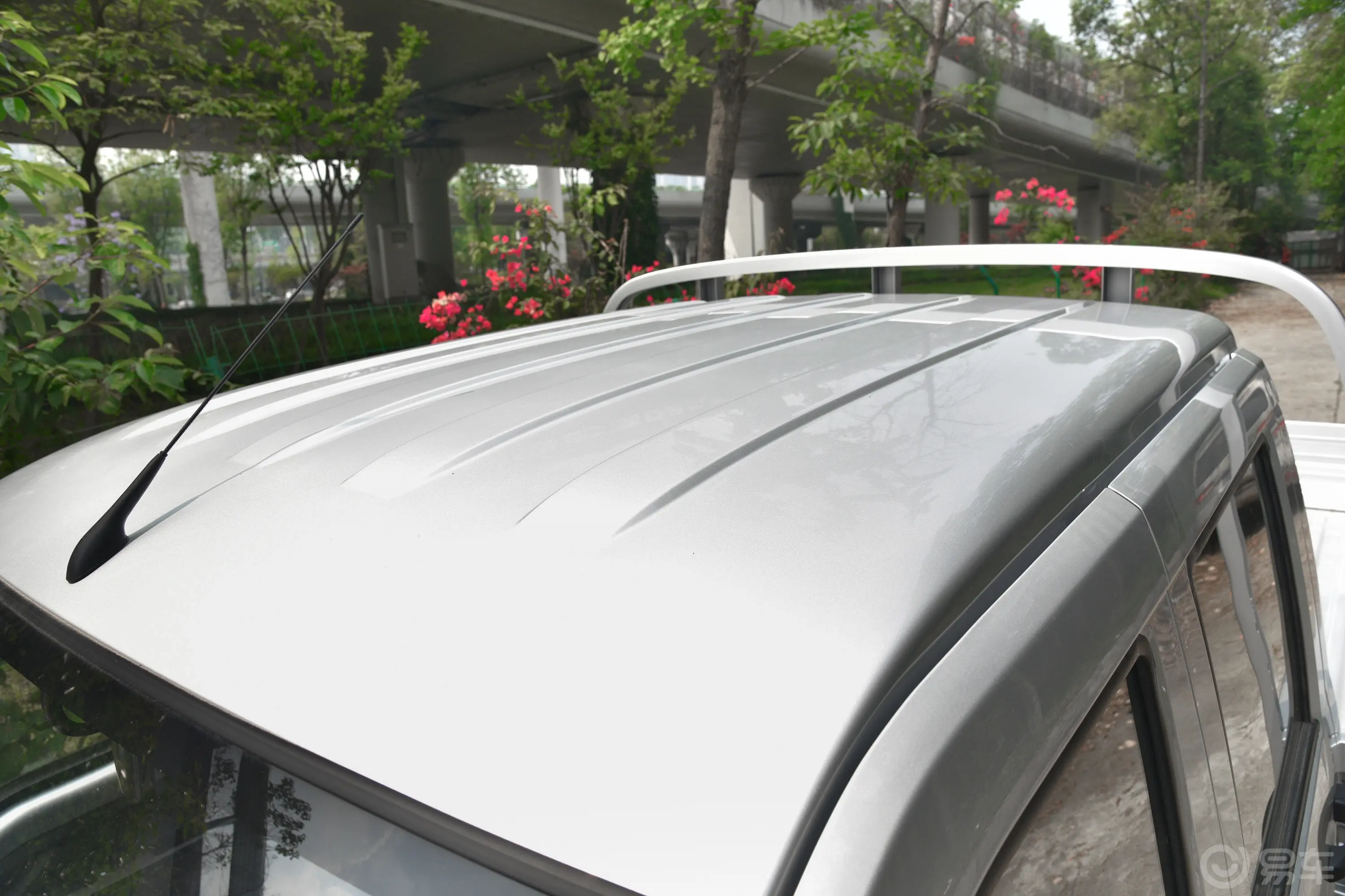 五菱荣光新卡2.0L 双排后双轮舒适型 5座外观细节
